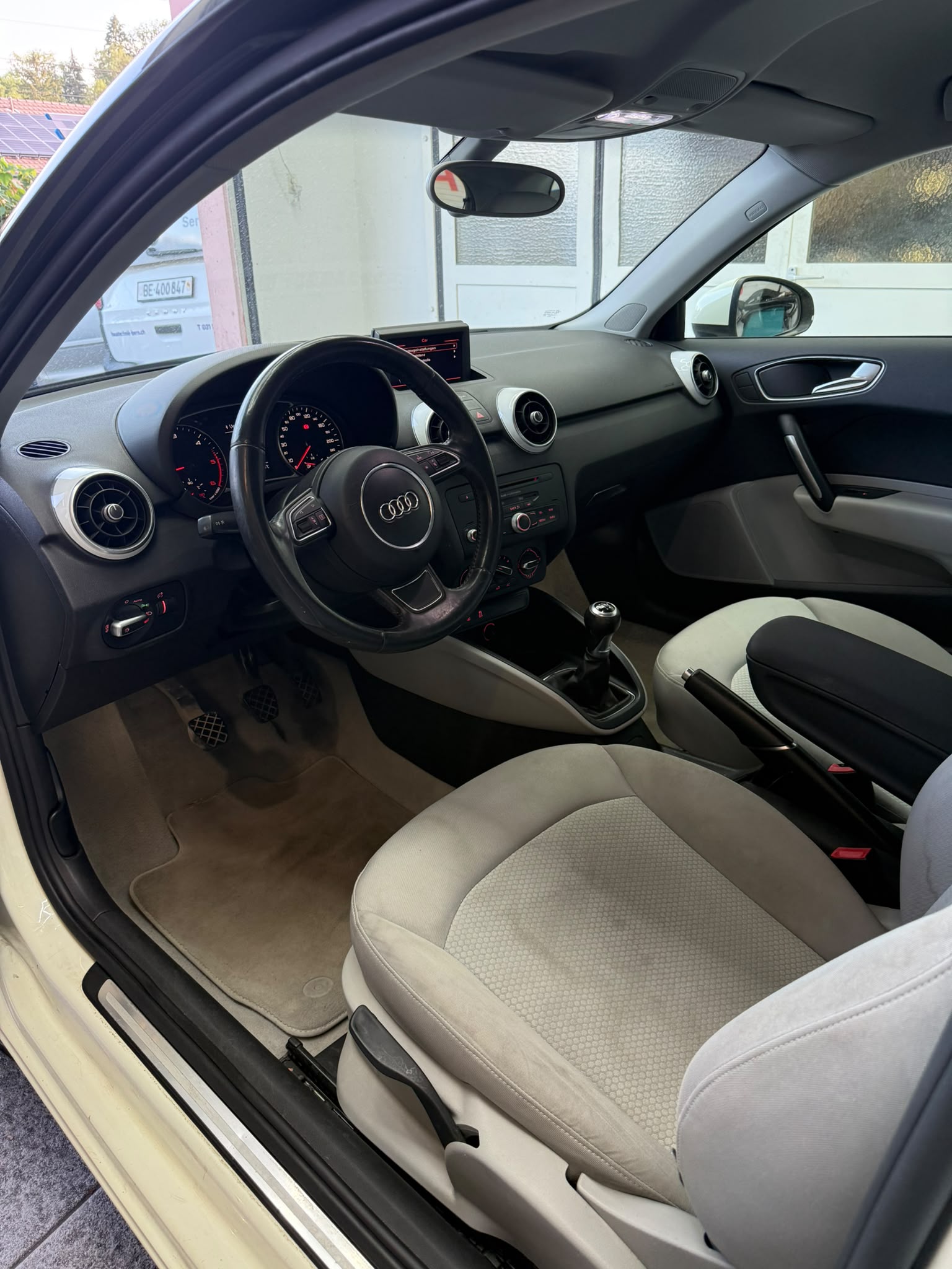 AUDI A1 1.6 TDI Attraction-image-4