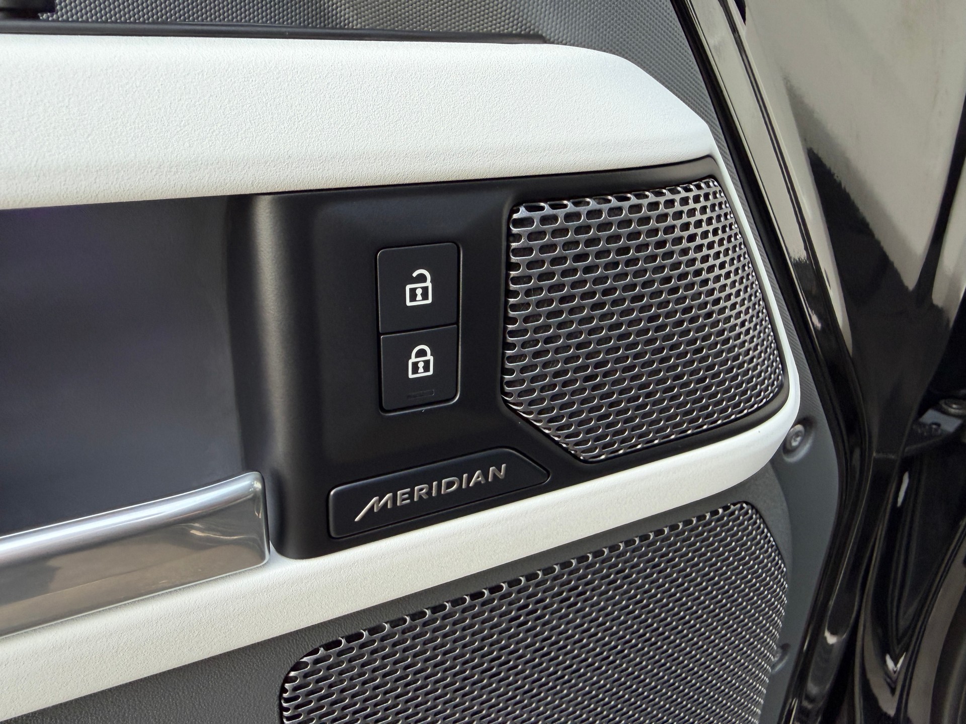 LAND ROVER Defender 110 3.0 D I6 250 SE AWD AT8-image-24
