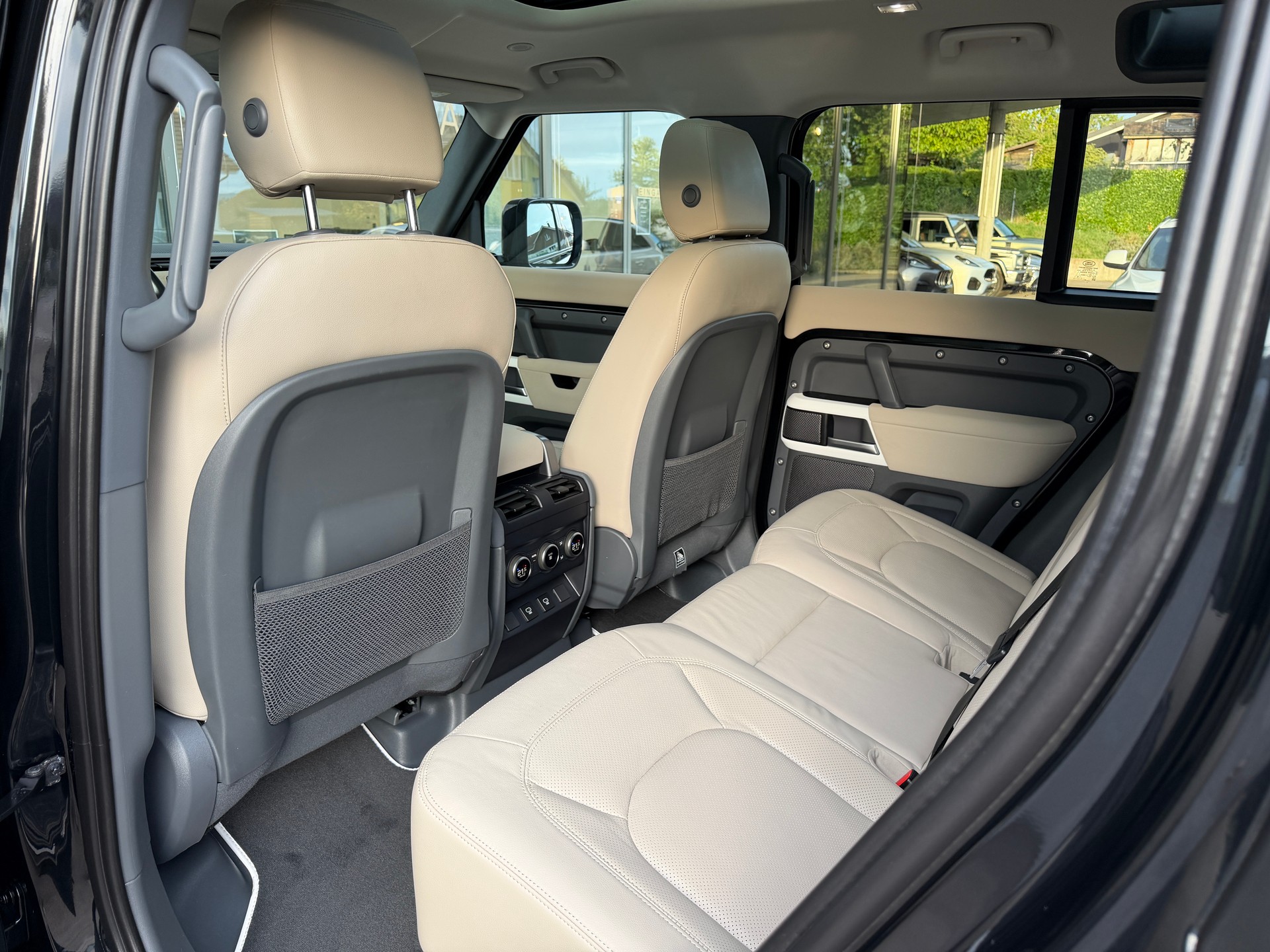 LAND ROVER Defender 110 3.0 D I6 250 SE AWD AT8-image-28