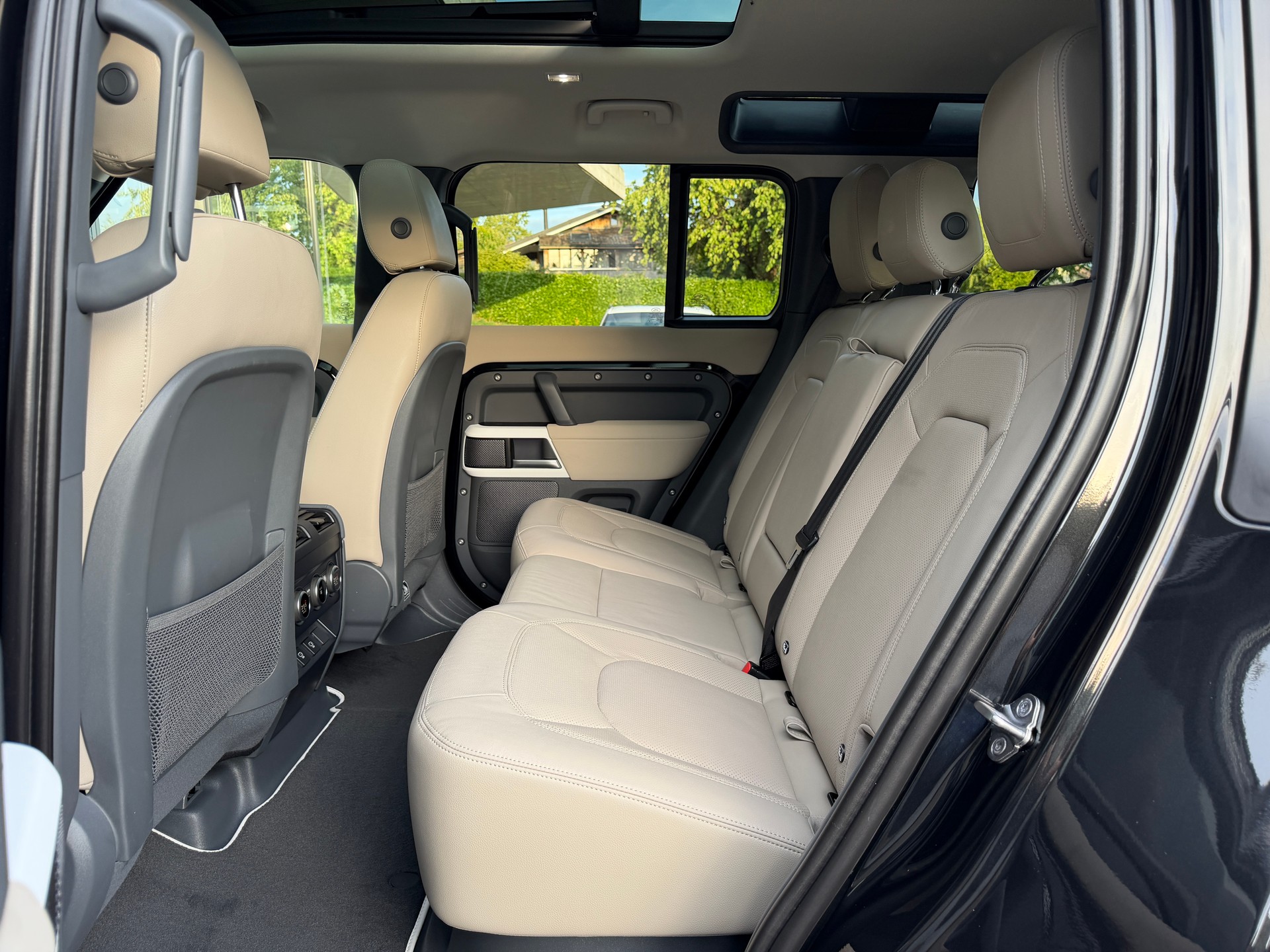 LAND ROVER Defender 110 3.0 D I6 250 SE AWD AT8-image-29