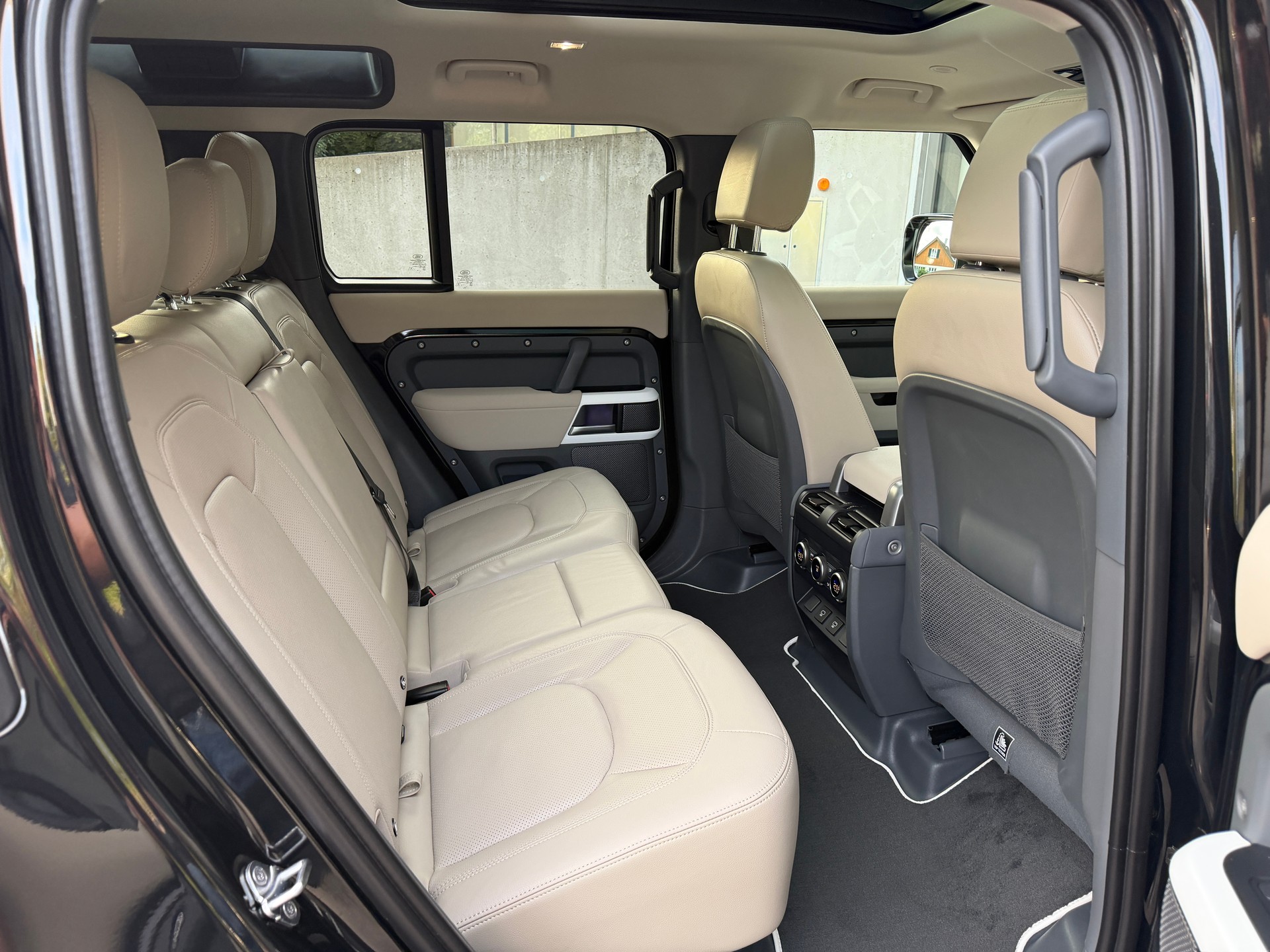 LAND ROVER Defender 110 3.0 D I6 250 SE AWD AT8-image-14