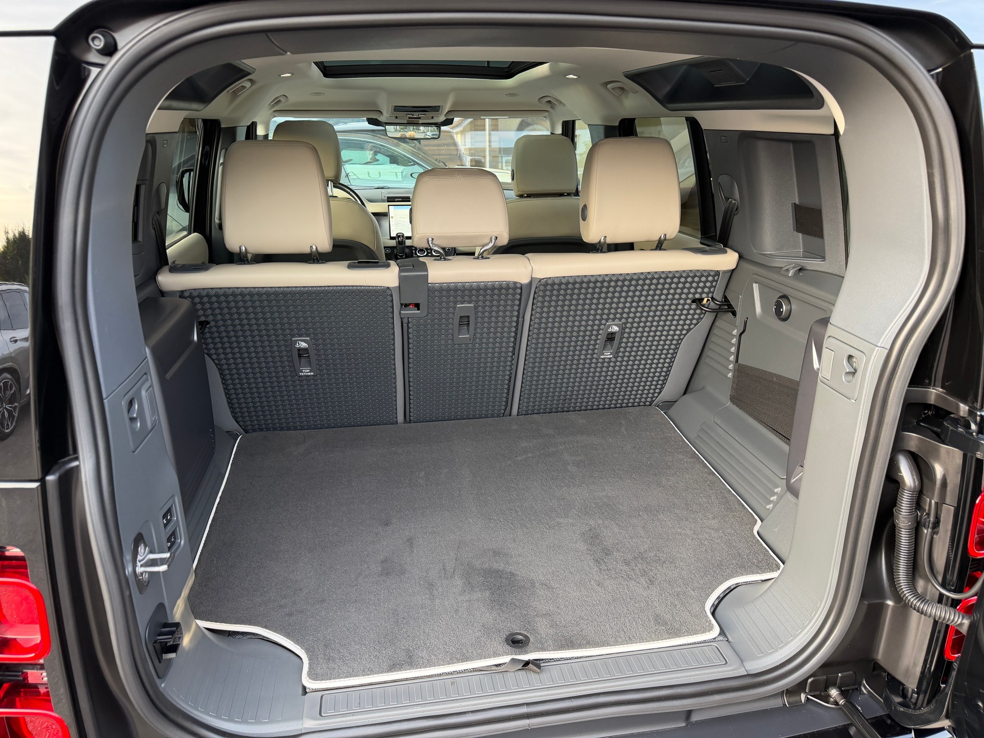 LAND ROVER Defender 110 3.0 D I6 250 SE AWD AT8-image-20