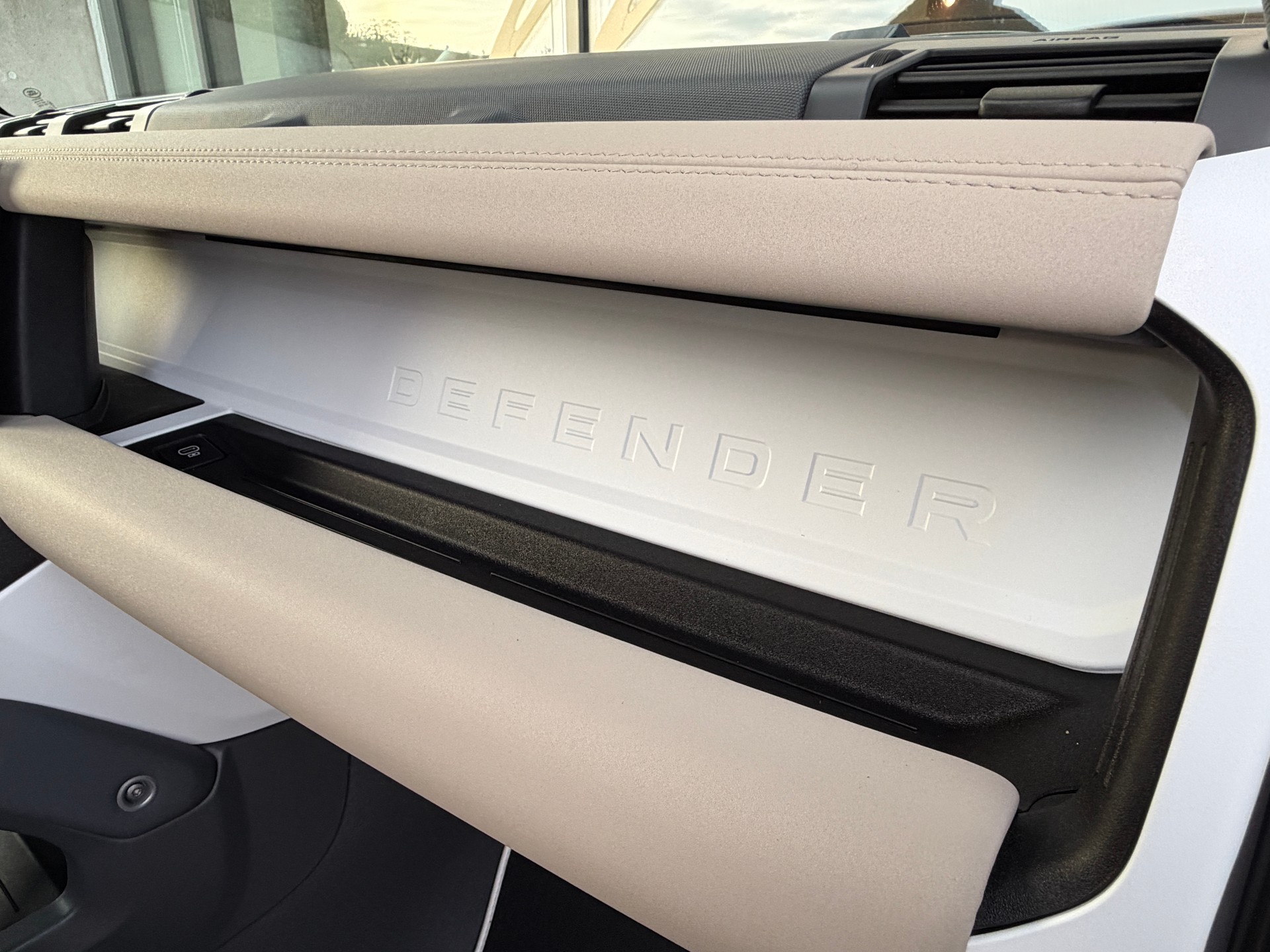 LAND ROVER Defender 110 3.0 D I6 250 SE AWD AT8-image-27