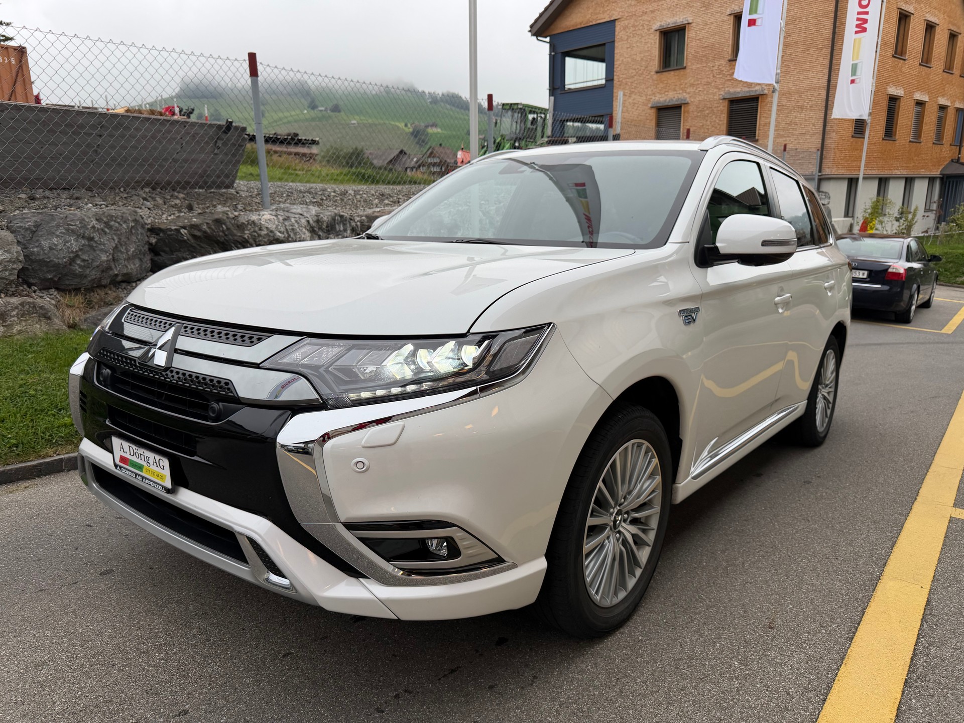 MITSUBISHI Outlander 2.4 PHEV Diamond 4WD Automatic-image-0