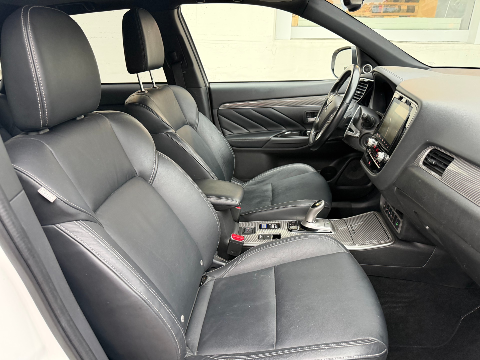 MITSUBISHI Outlander 2.4 PHEV Diamond 4WD Automatic-image-7