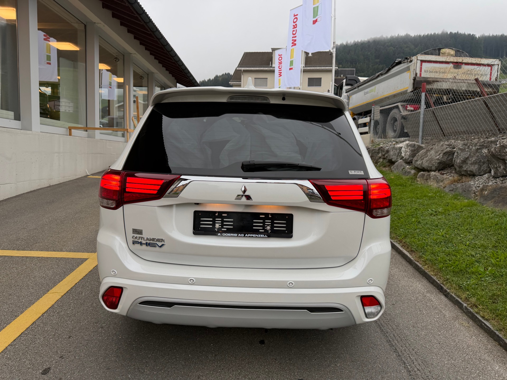 MITSUBISHI Outlander 2.4 PHEV Diamond 4WD Automatic-image-3