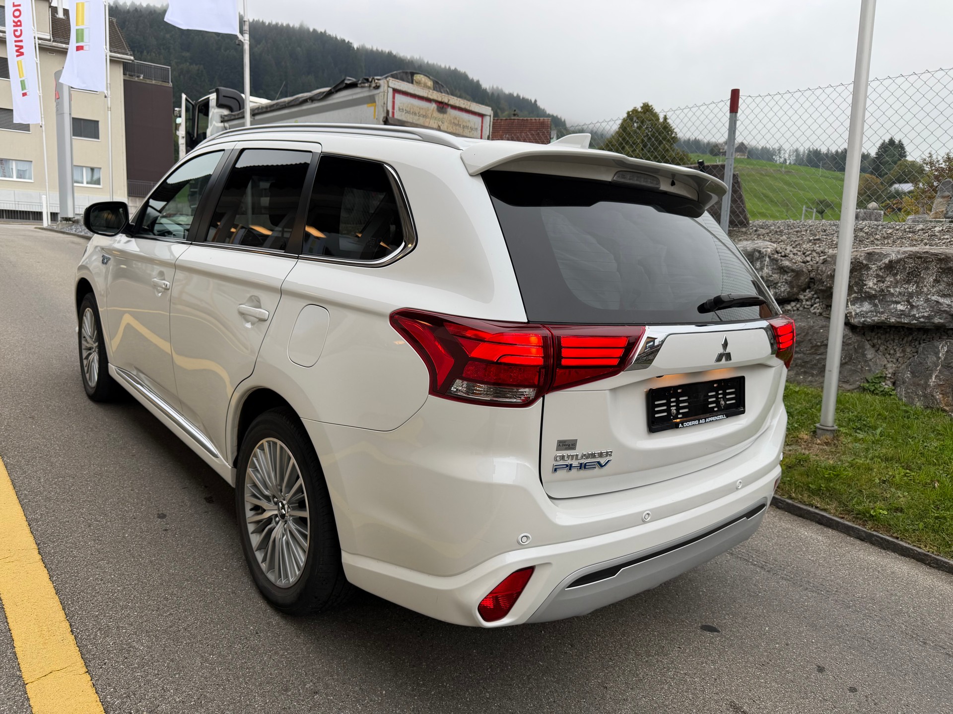 MITSUBISHI Outlander 2.4 PHEV Diamond 4WD Automatic-image-2