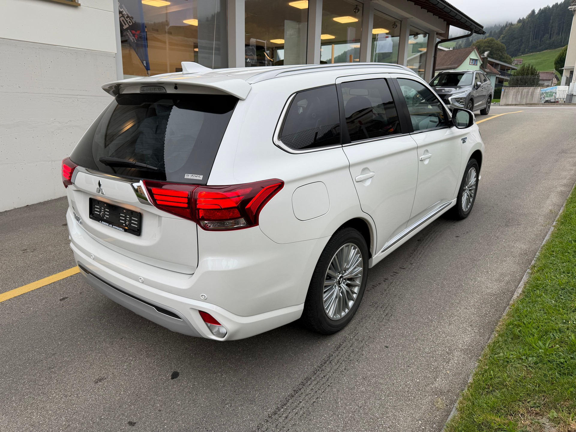 MITSUBISHI Outlander 2.4 PHEV Diamond 4WD Automatic-image-4