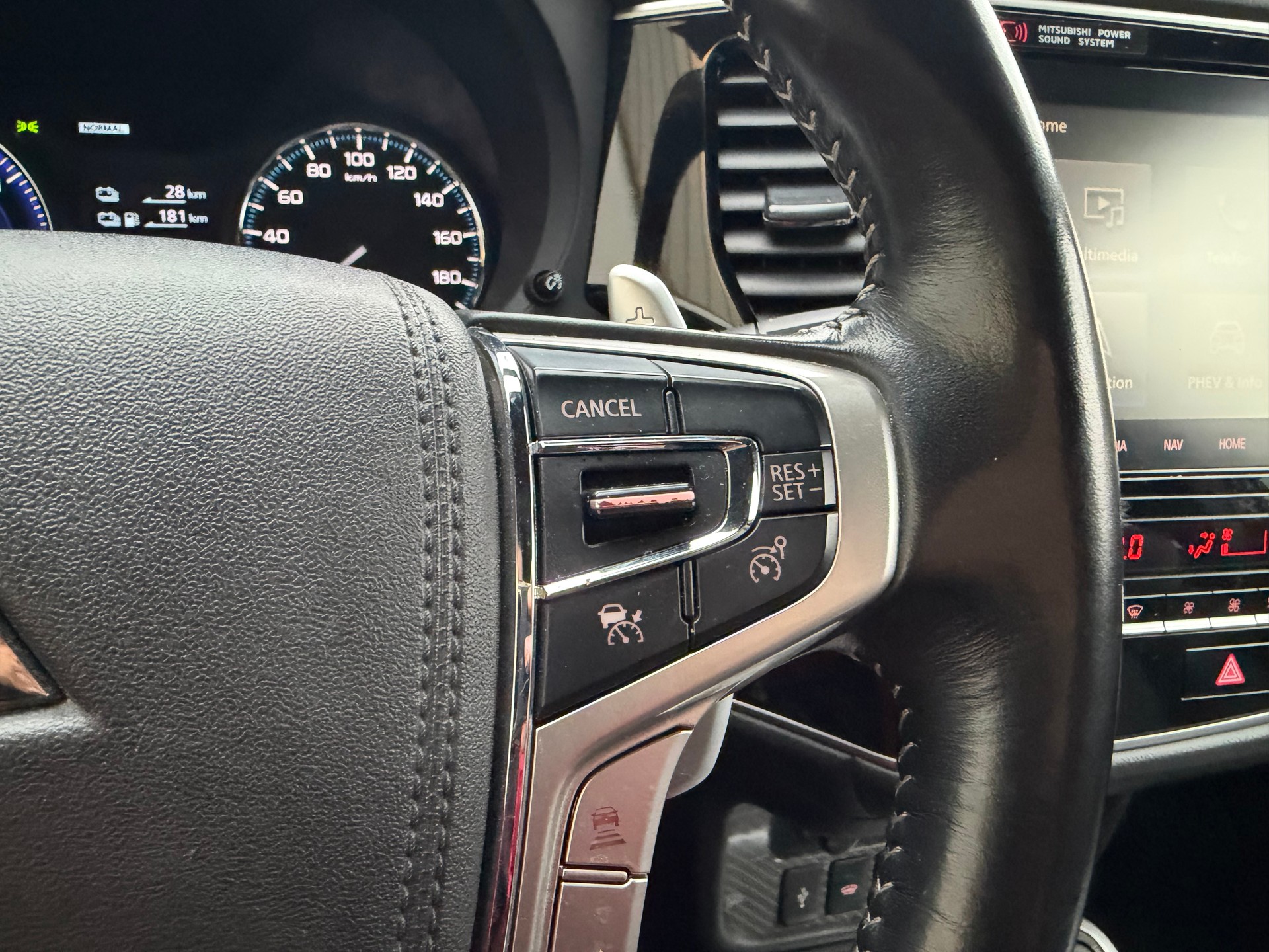 MITSUBISHI Outlander 2.4 PHEV Diamond 4WD Automatic-image-13