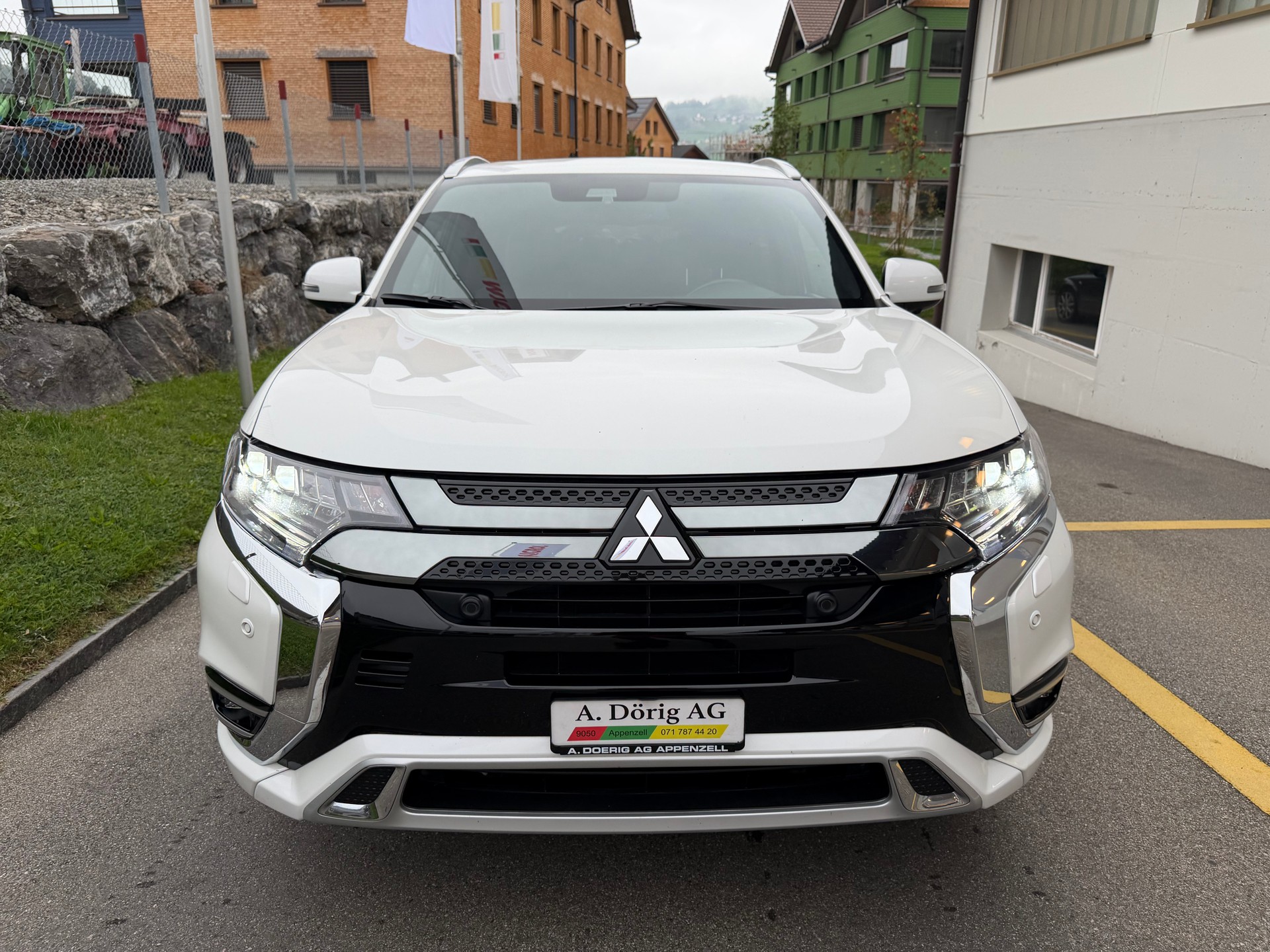 MITSUBISHI Outlander 2.4 PHEV Diamond 4WD Automatic-image-1