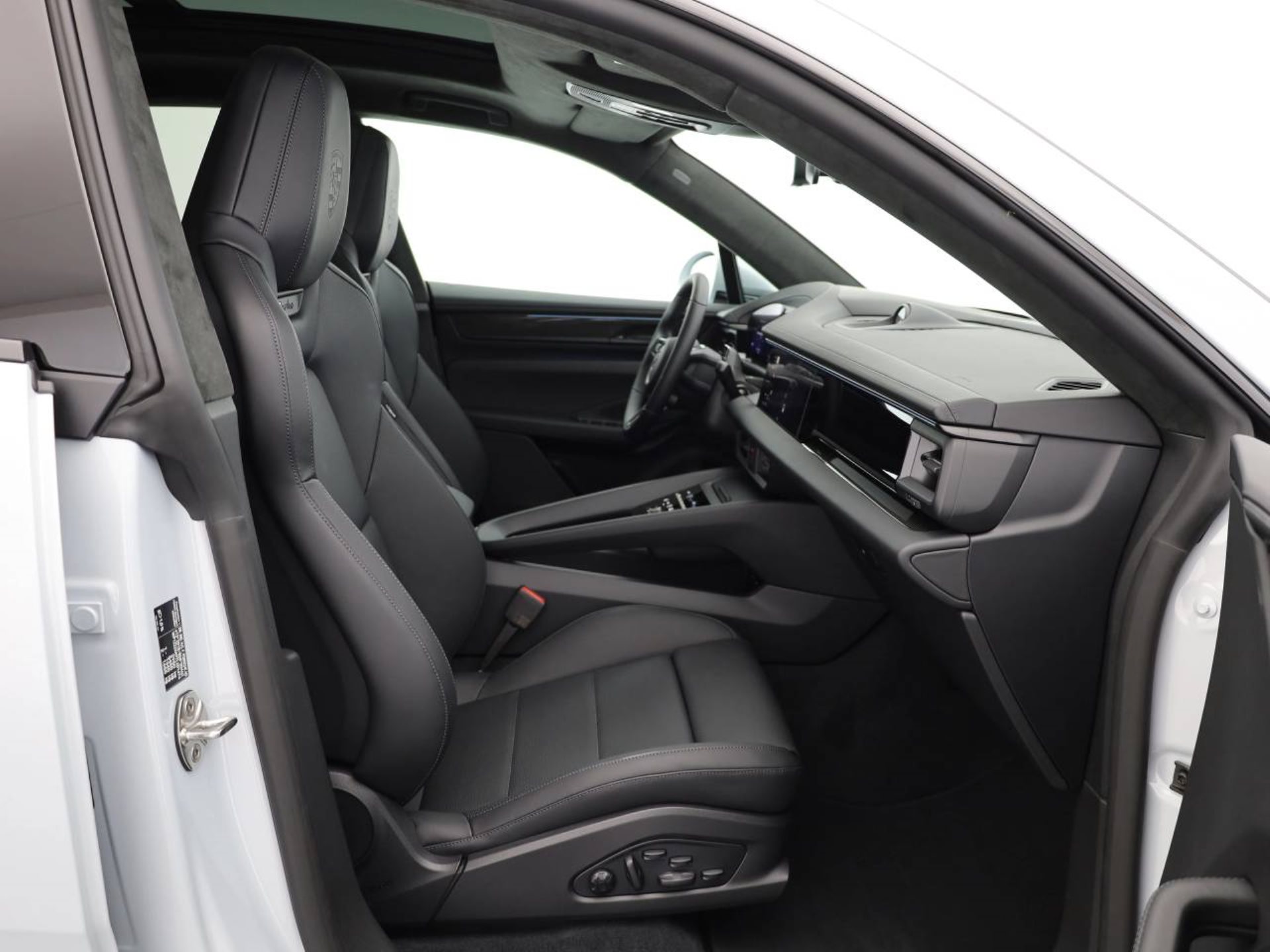 PORSCHE Macan Turbo-image-14
