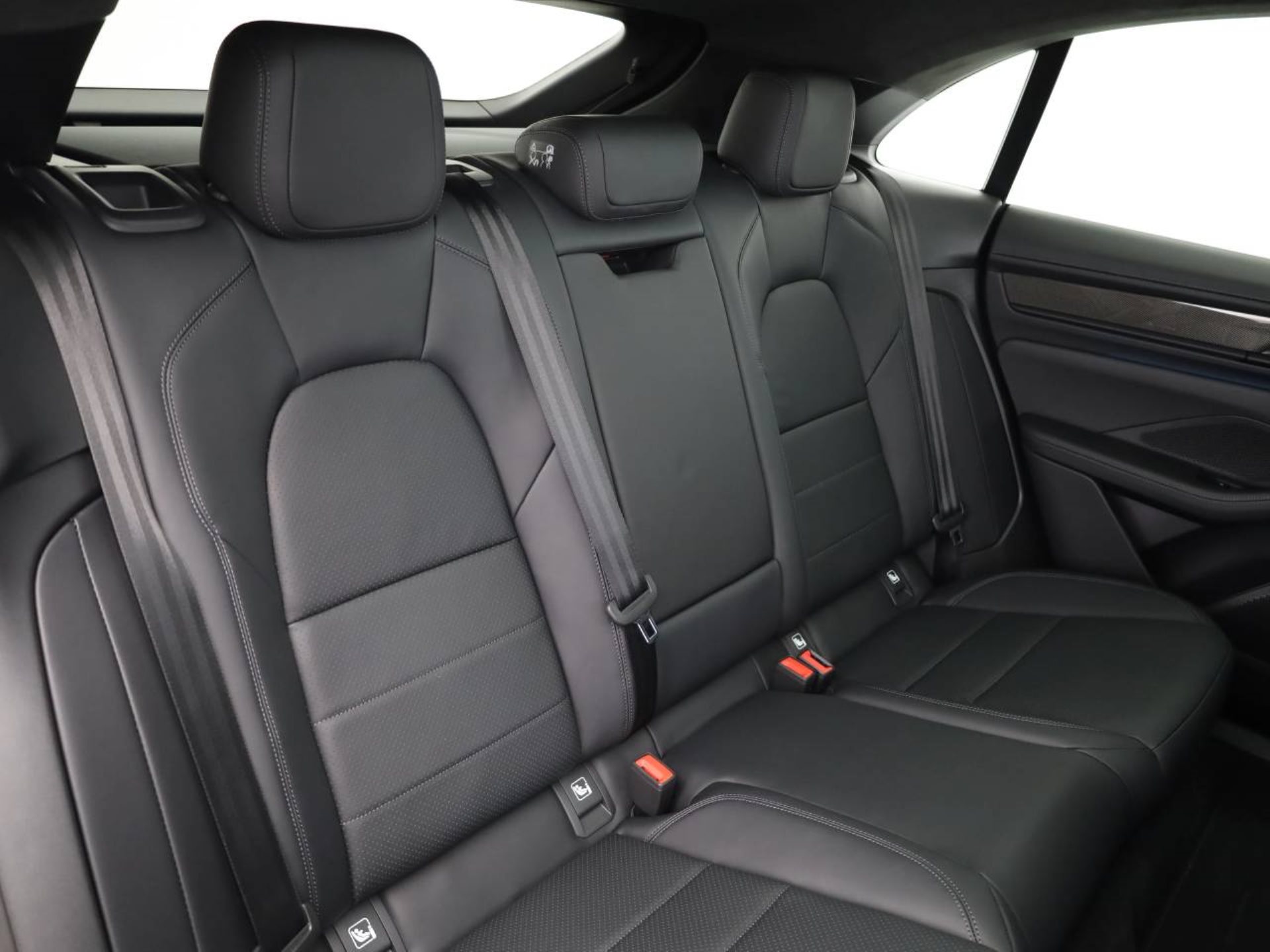 PORSCHE Macan Turbo-image-19
