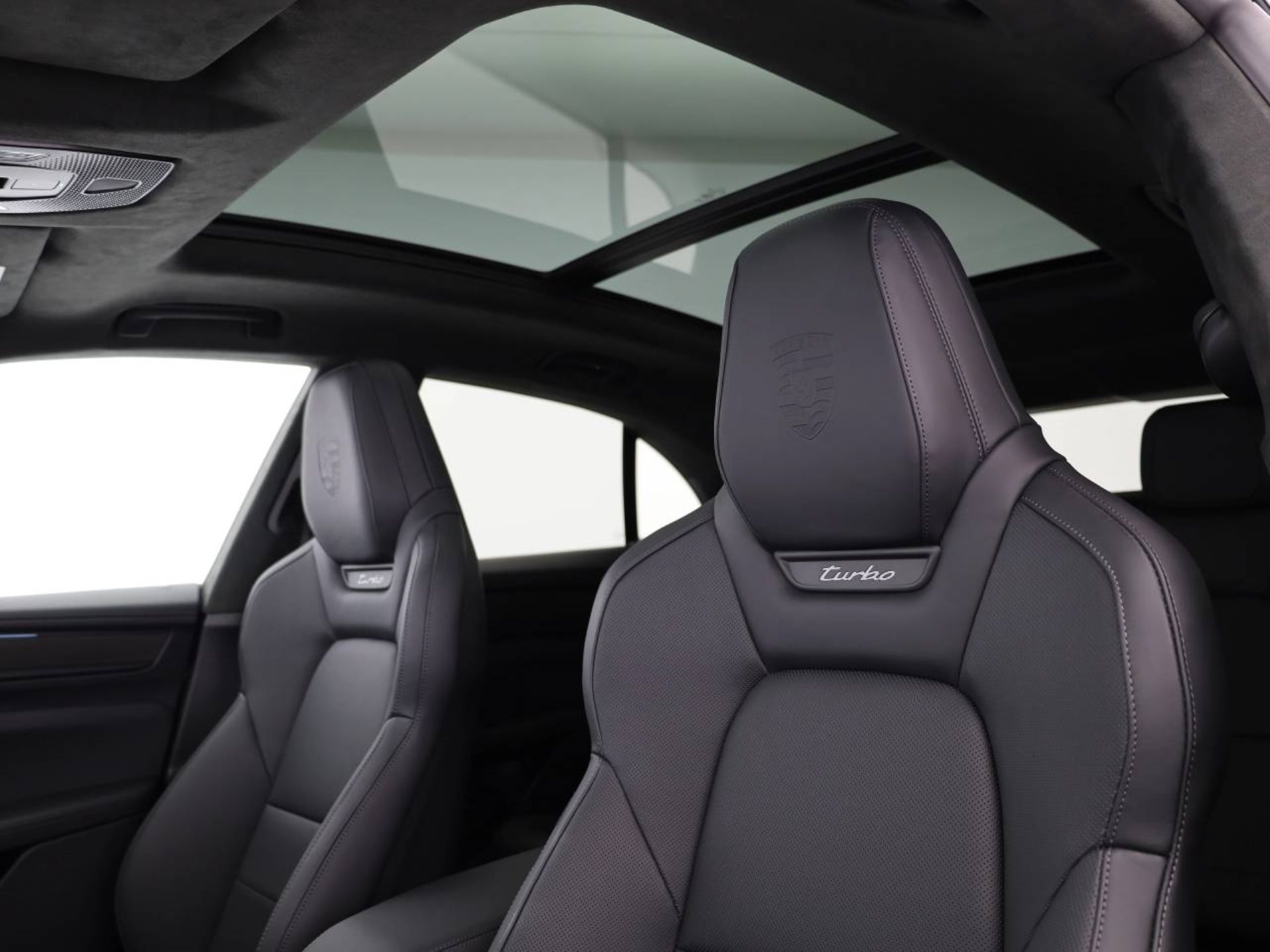 PORSCHE Macan Turbo-image-16