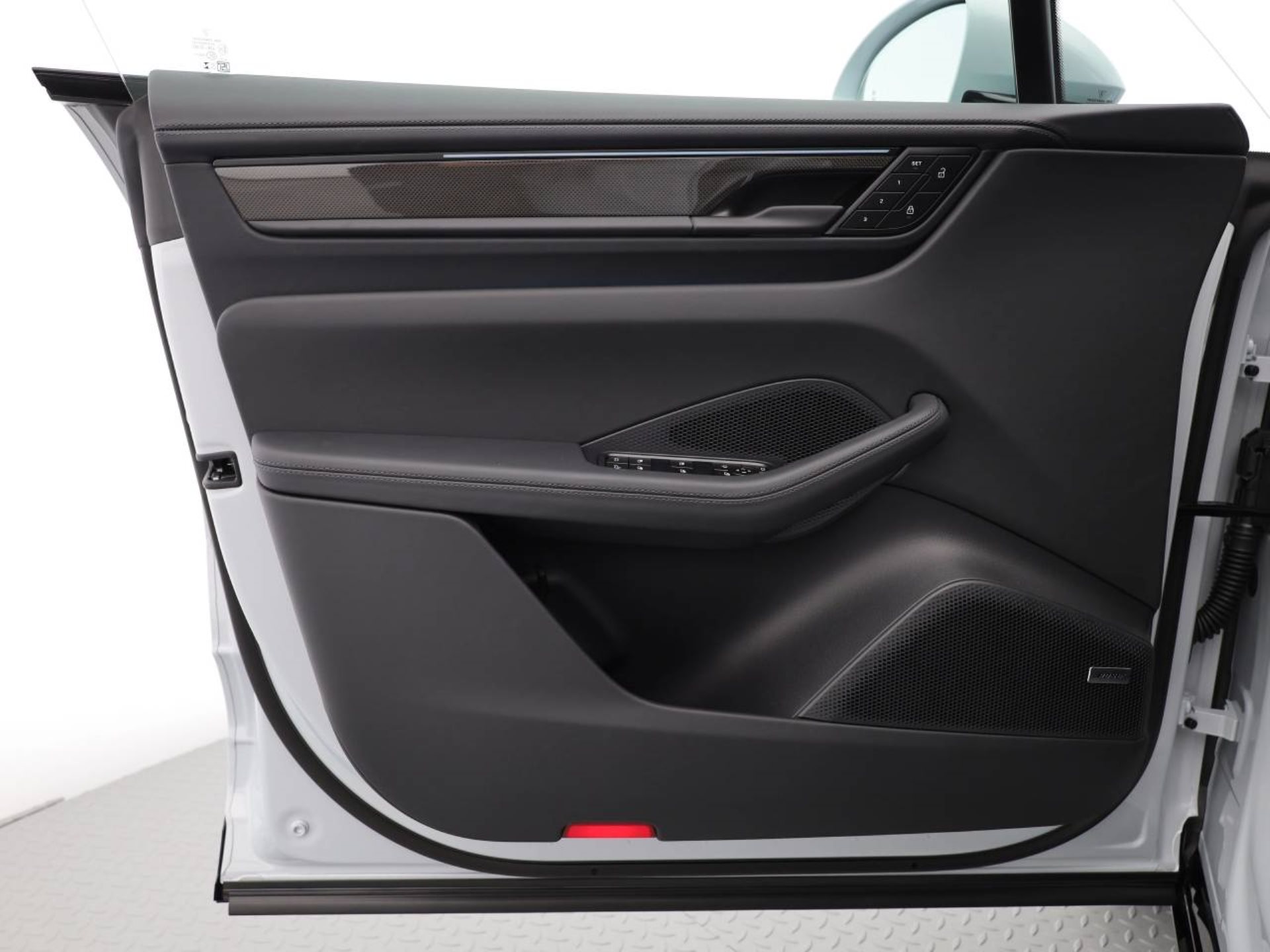 PORSCHE Macan Turbo-image-17