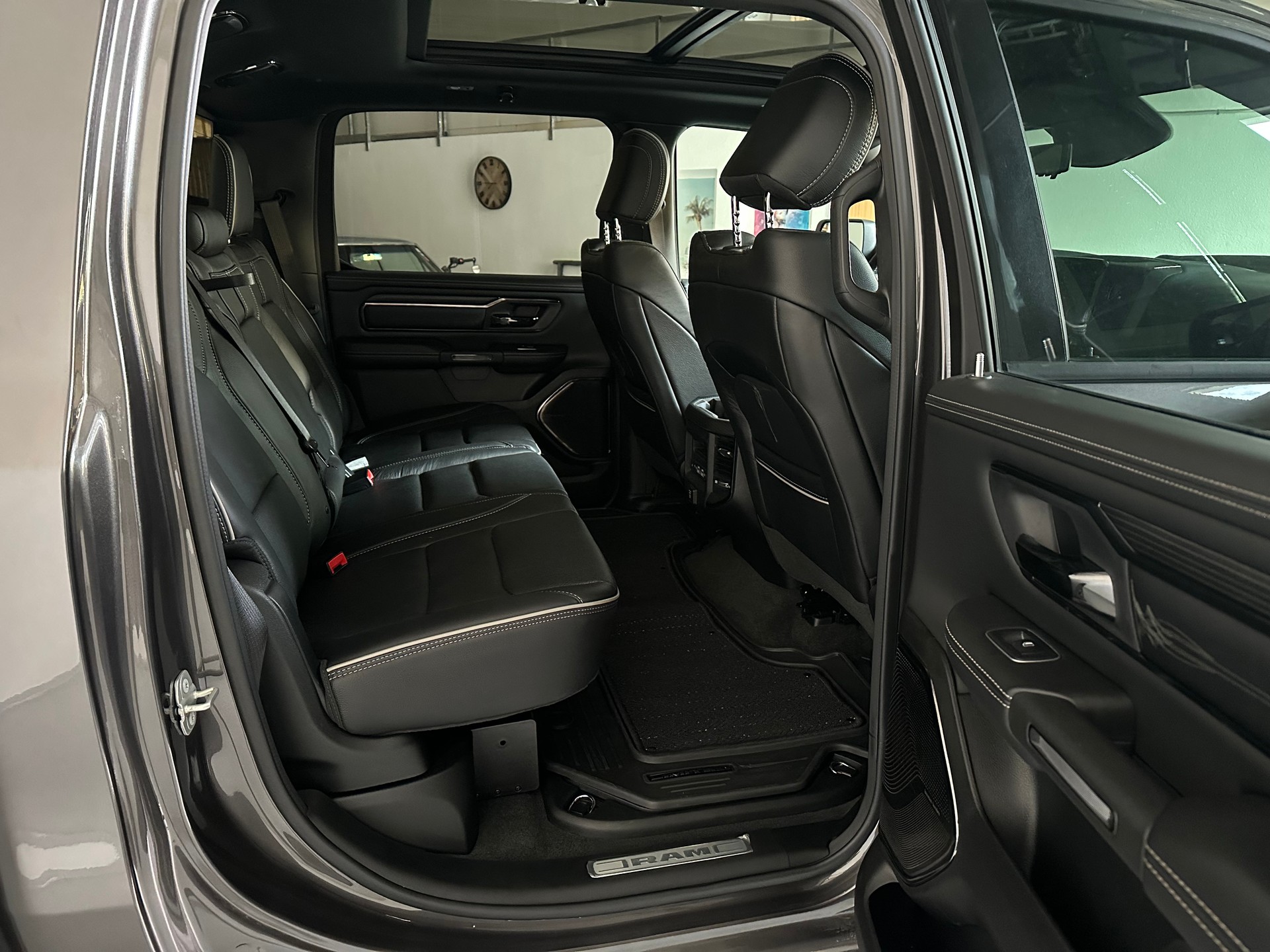 DODGE RAM 1500 Limited Night Edition-image-5