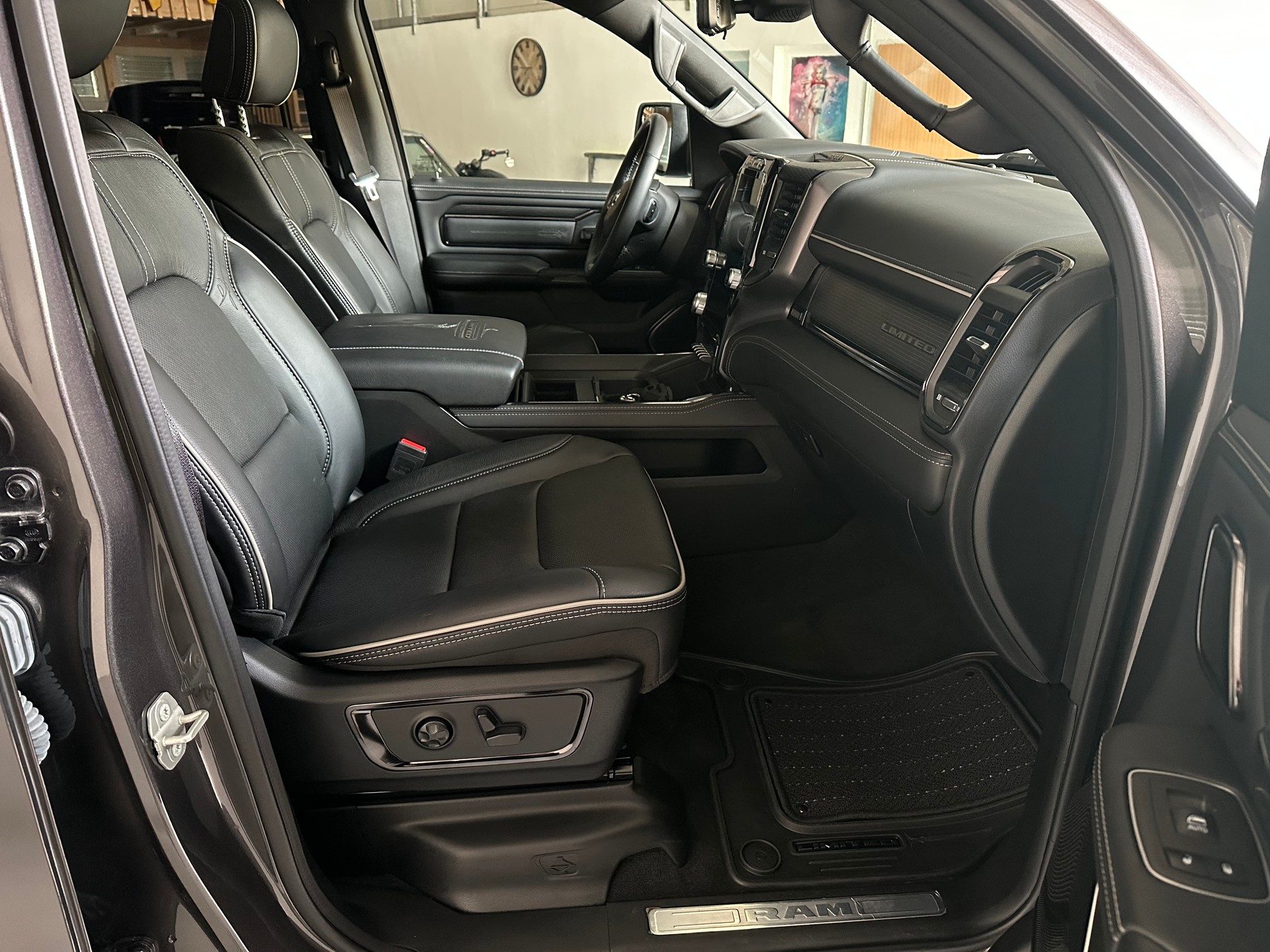 DODGE RAM 1500 Limited Night Edition-image-4