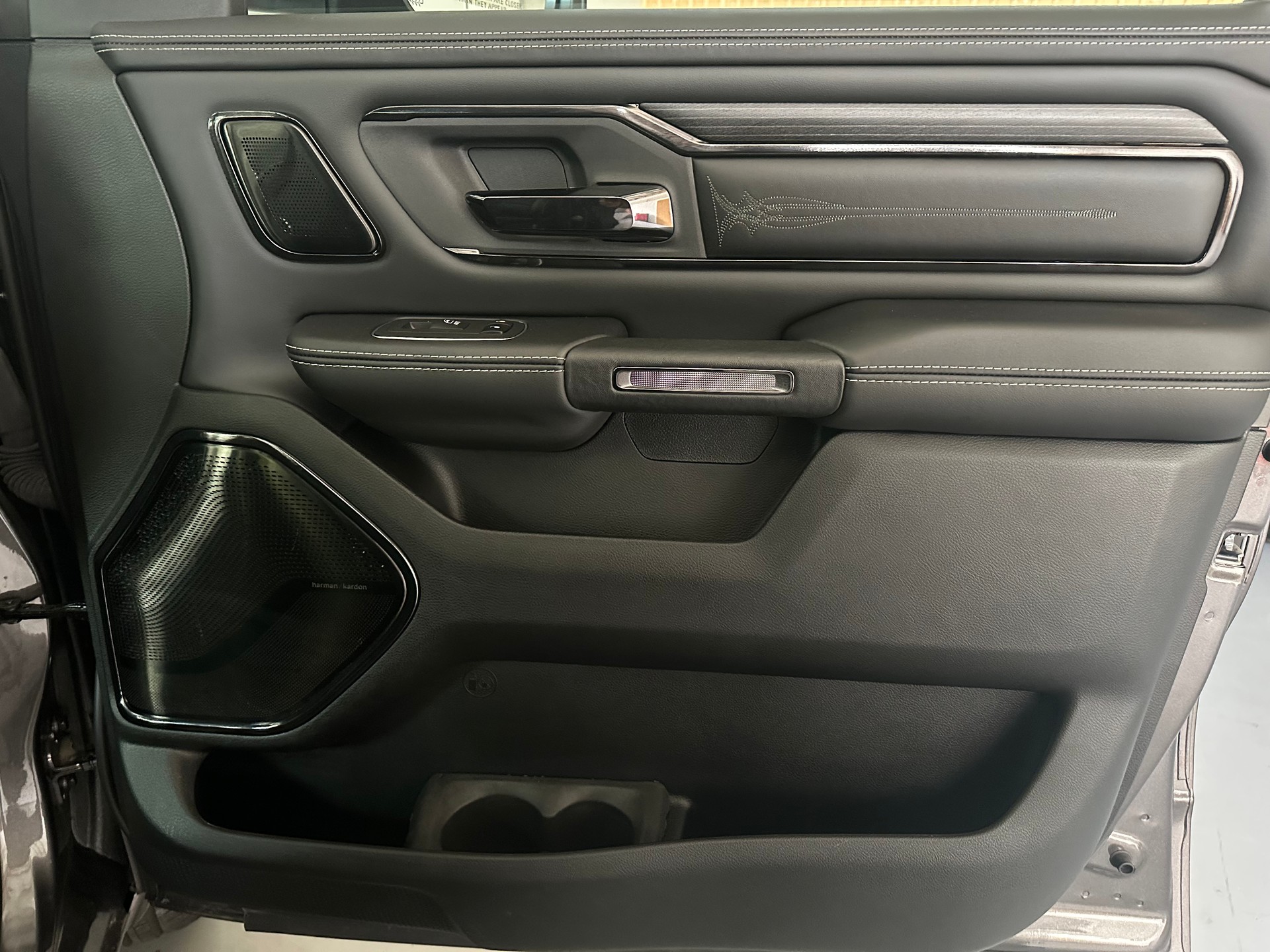DODGE RAM 1500 Limited Night Edition-image-11