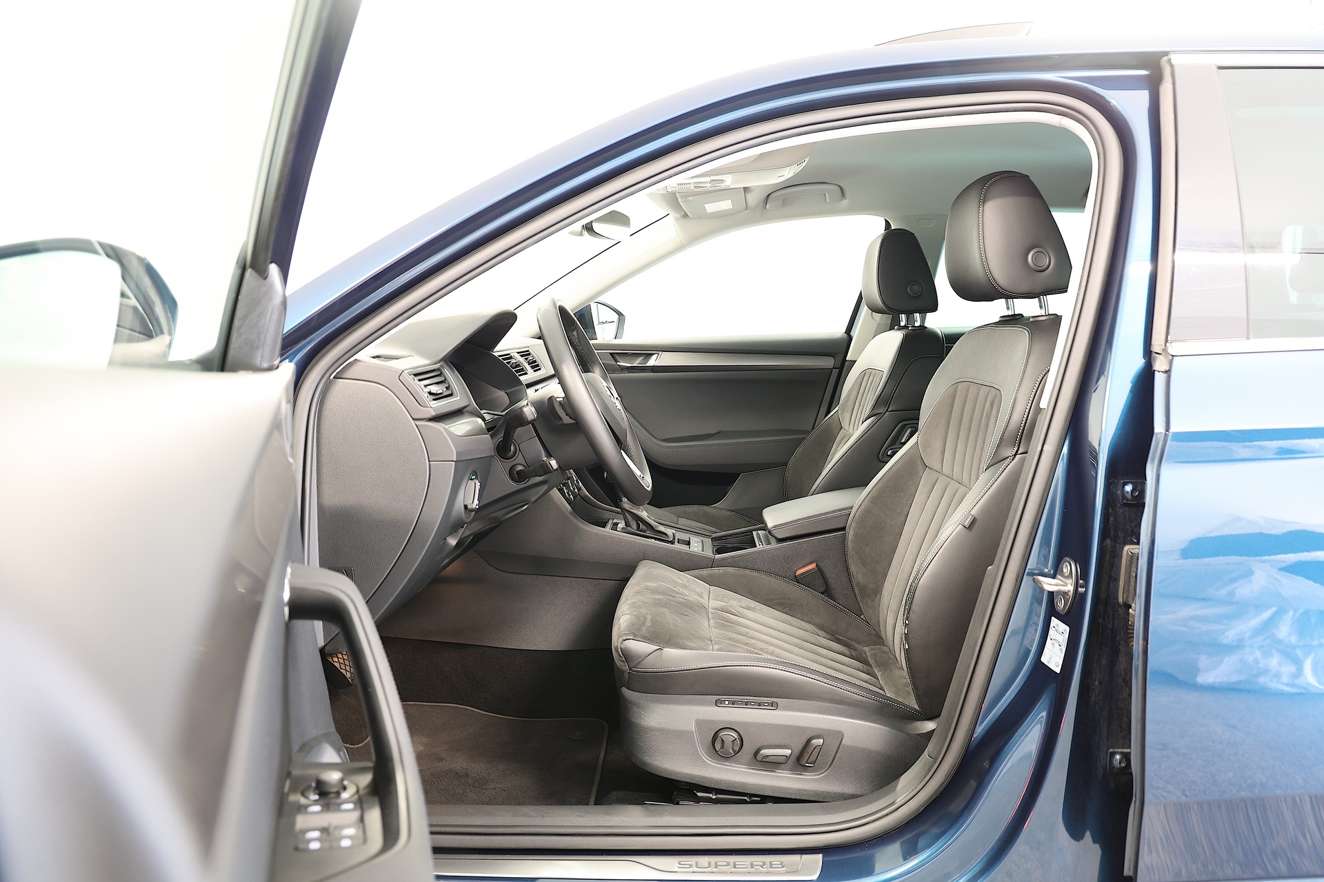 SKODA Superb Combi 2.0 TDi Style DSG-image-5