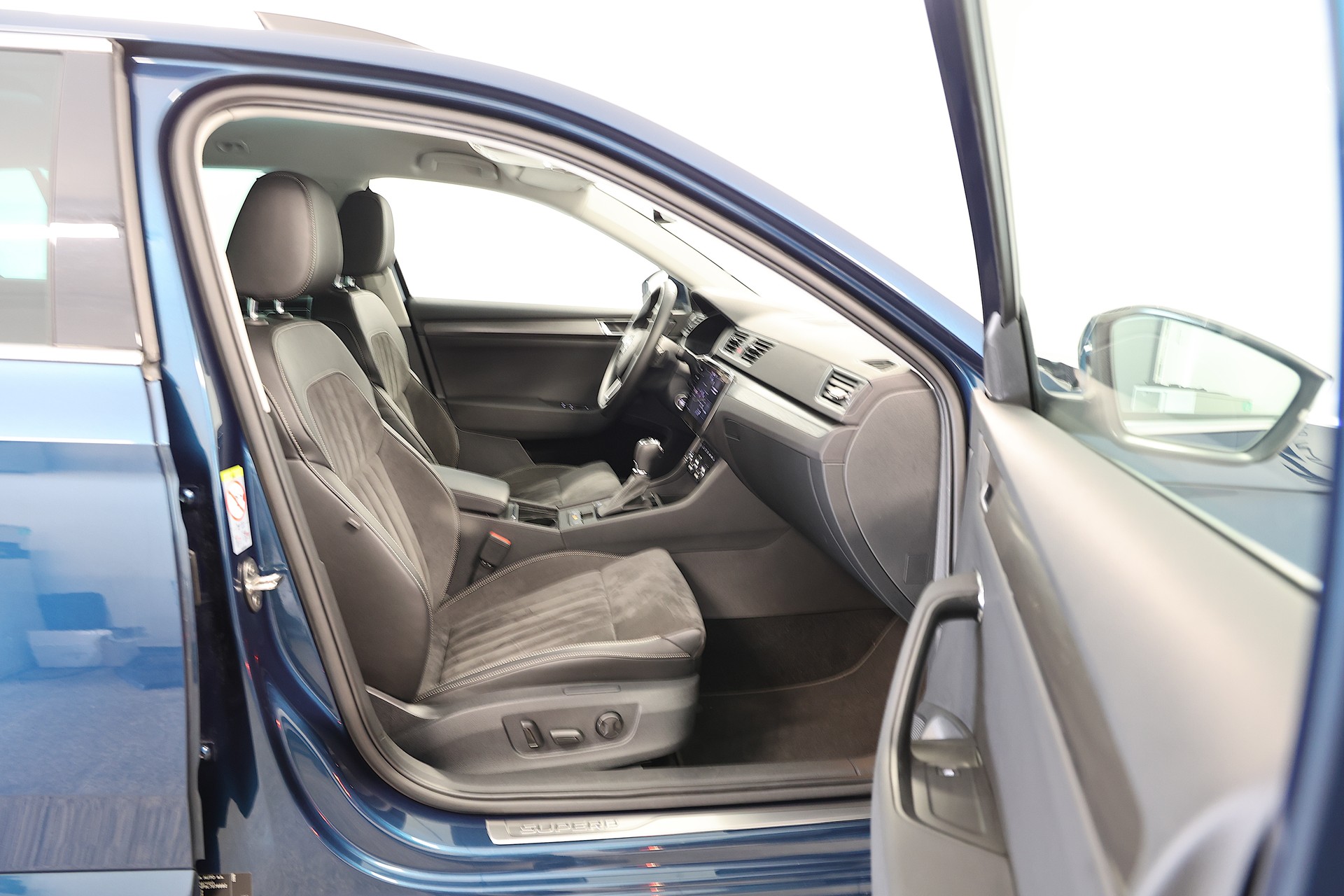 SKODA Superb Combi 2.0 TDi Style DSG-image-9