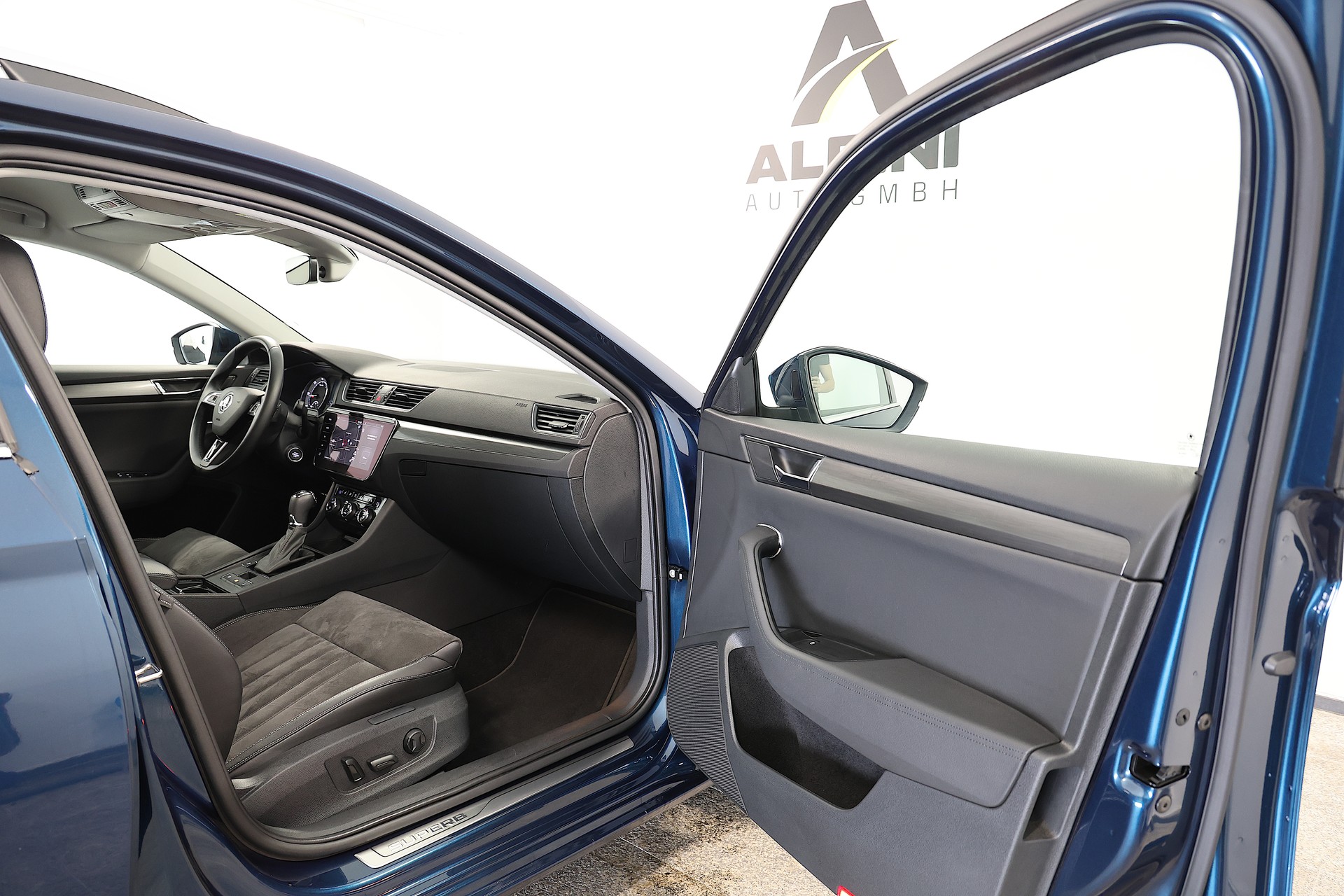 SKODA Superb Combi 2.0 TDi Style DSG-image-8