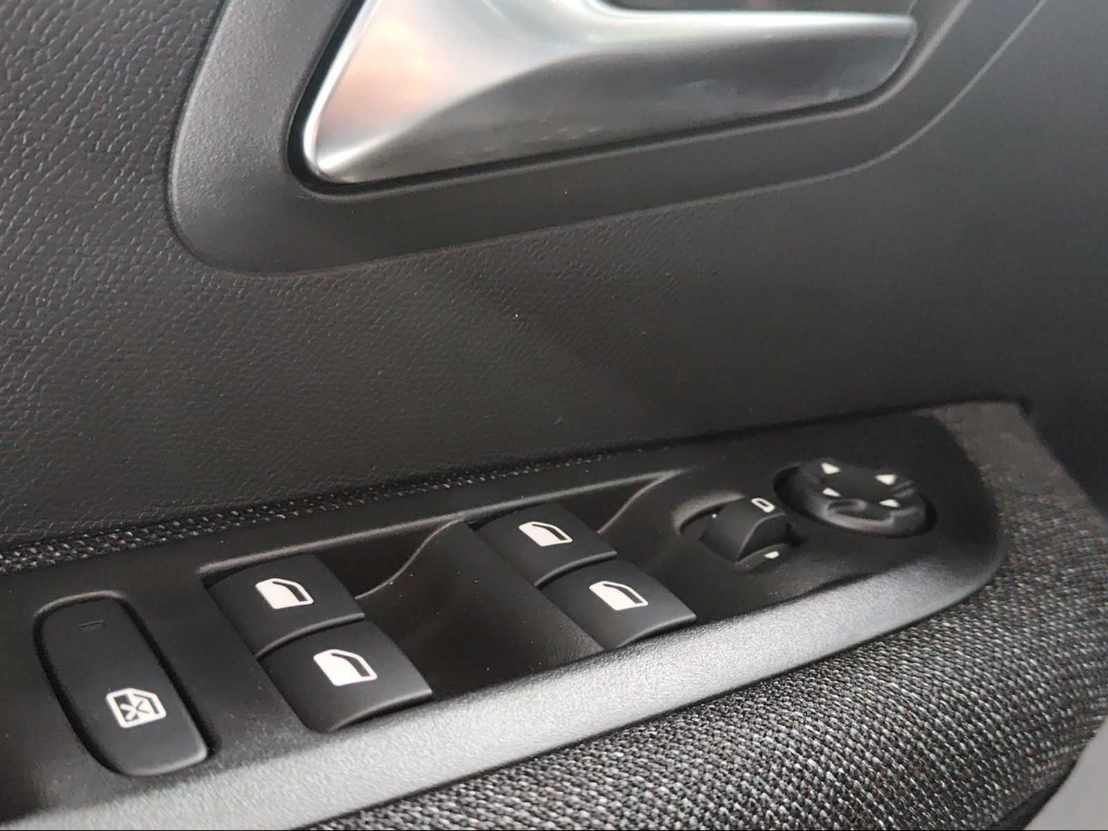 PEUGEOT 208 1.2 MHEV 110 Style-image-12