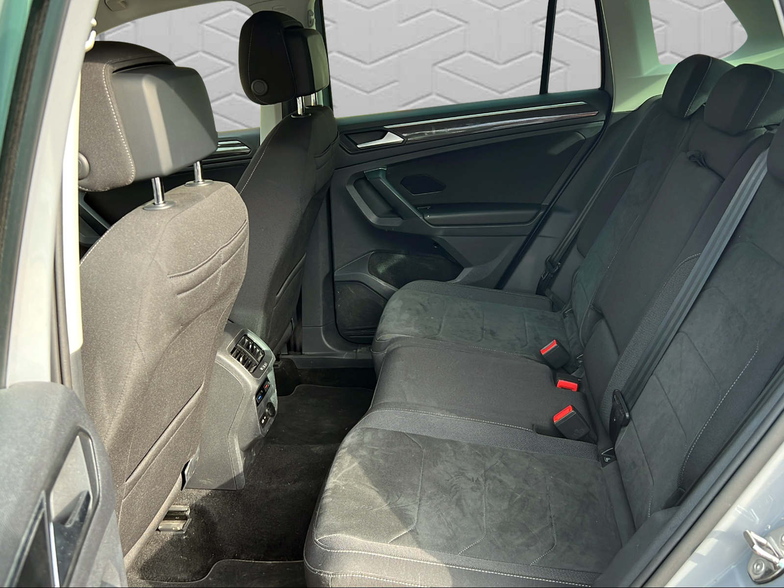 VW Tiguan 2.0TSI Elegance 4Motion DSG-image-12