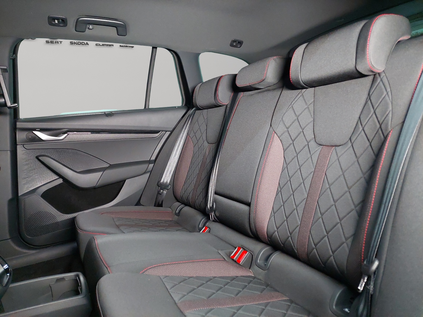 SKODA Octavia Combi 2.0 TSI DSG RS-image-8