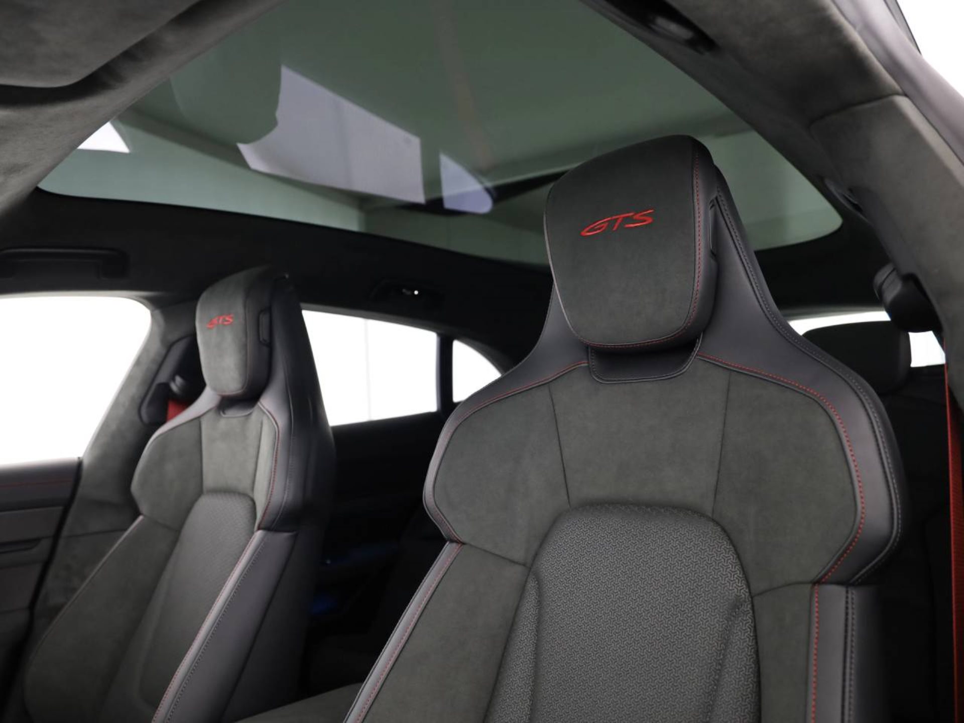 PORSCHE Taycan GTS Sport Turismo-image-16