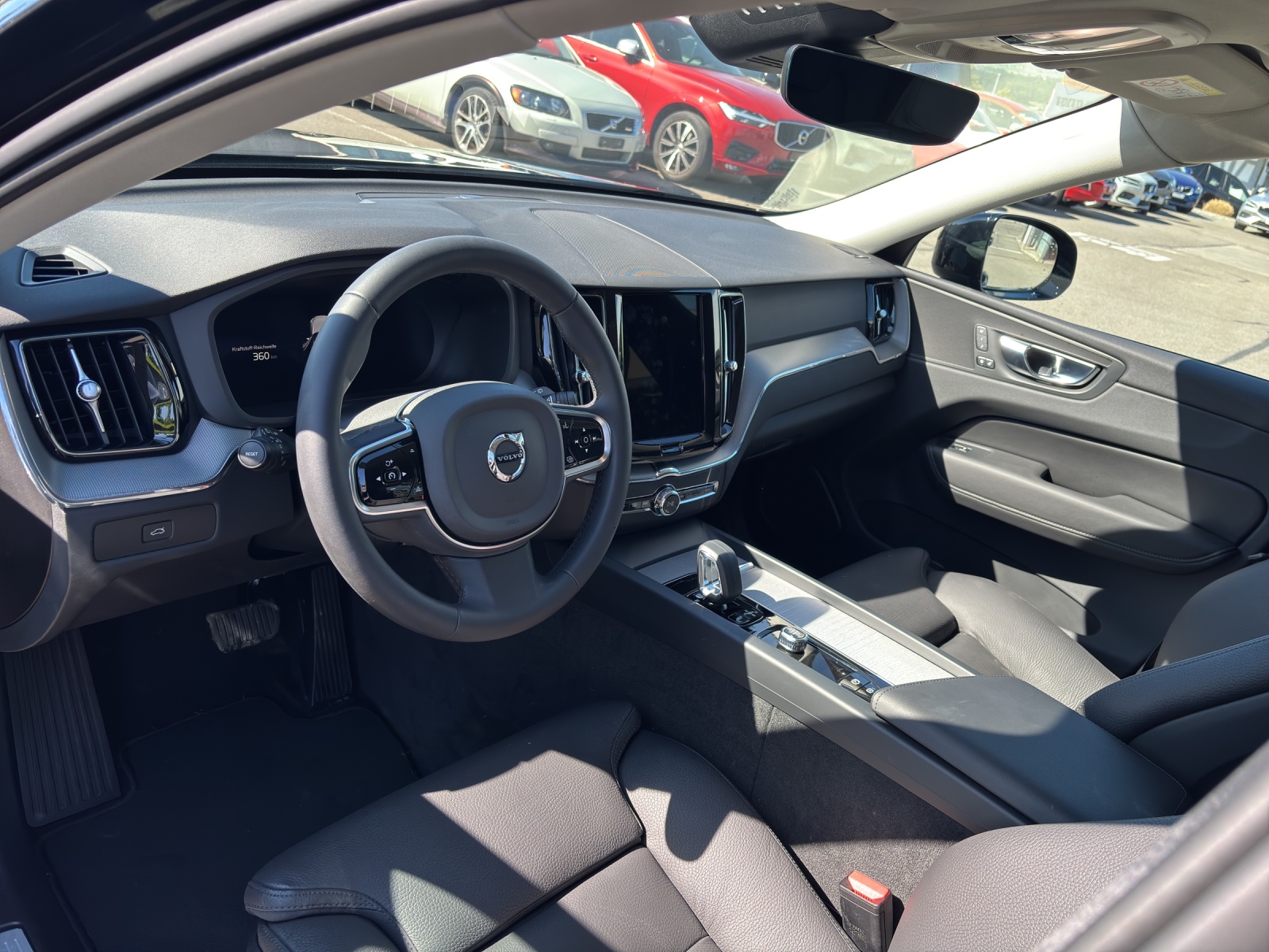 VOLVO XC60 2.0 B4 MH Plus Dark AWD-image-9