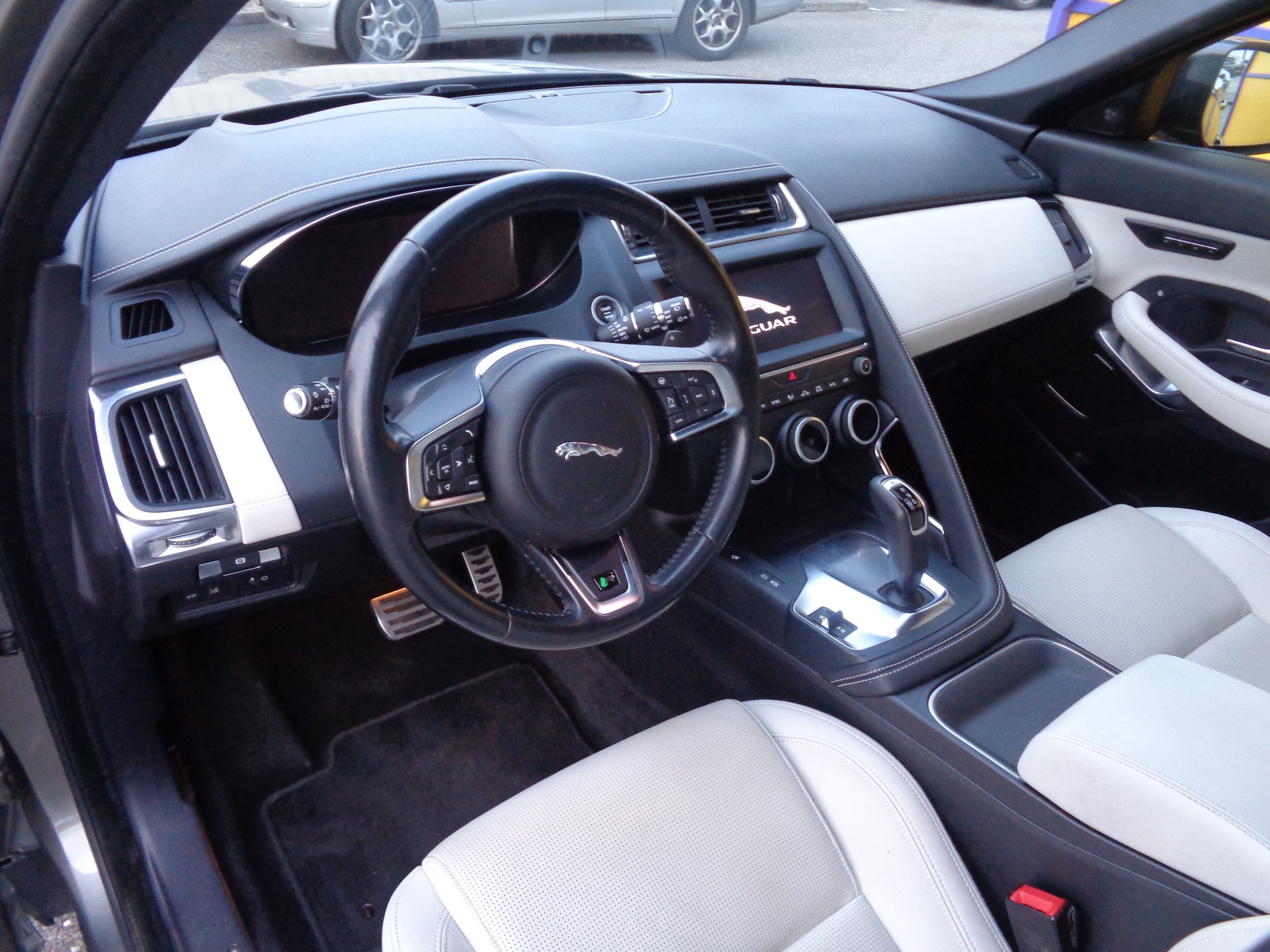 JAGUAR E-Pace 2.0 P250 R-Dynamic SE AWD Automatik-image-14
