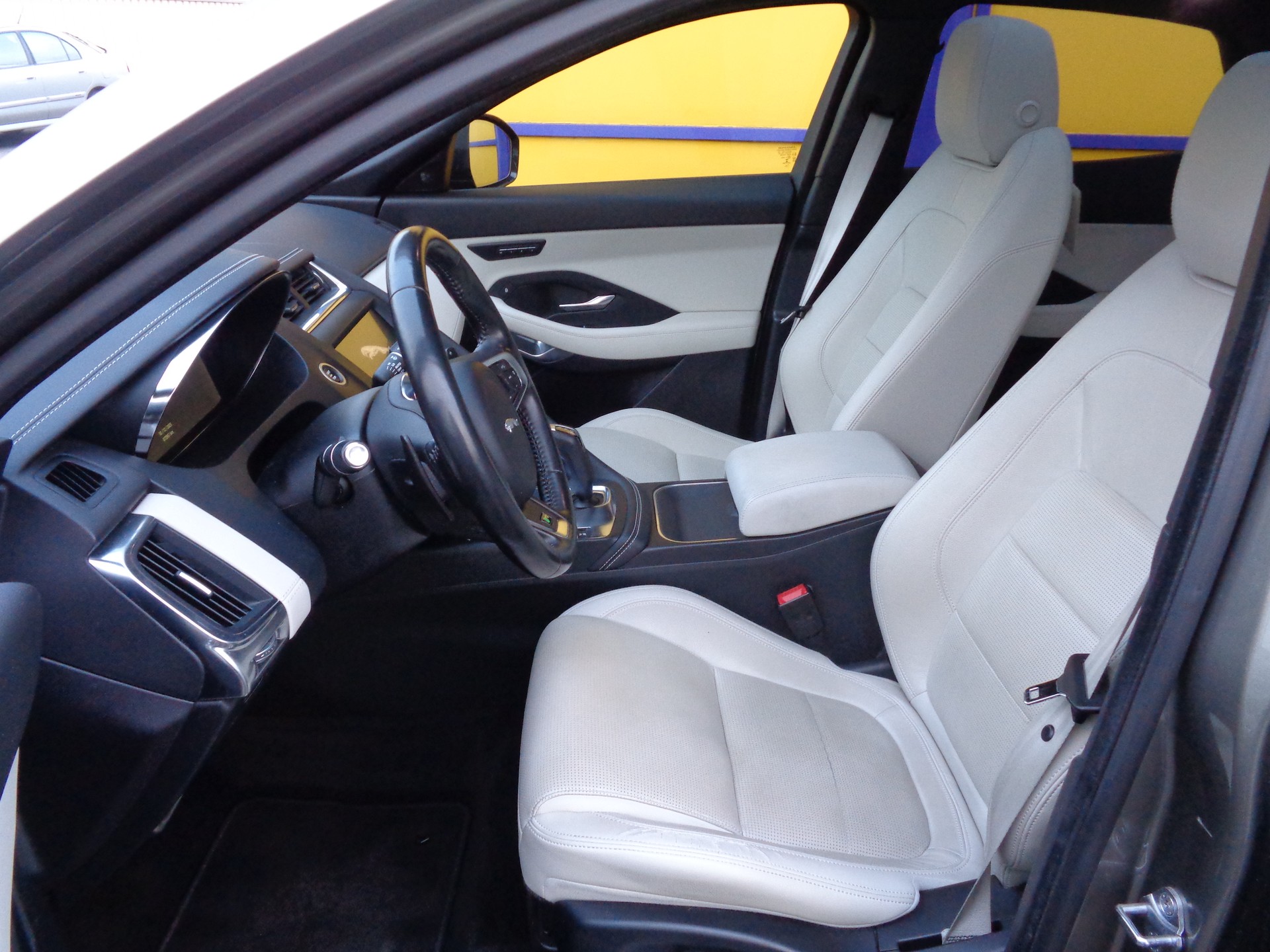 JAGUAR E-Pace 2.0 P250 R-Dynamic SE AWD Automatik-image-11