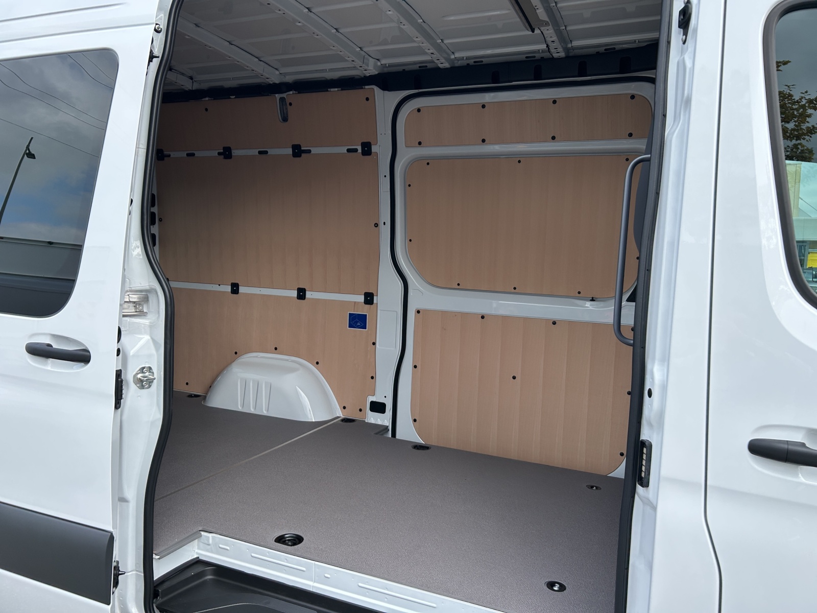 MERCEDES-BENZ eSprinter 420 81kWh Standard Hoch Pro-image-10
