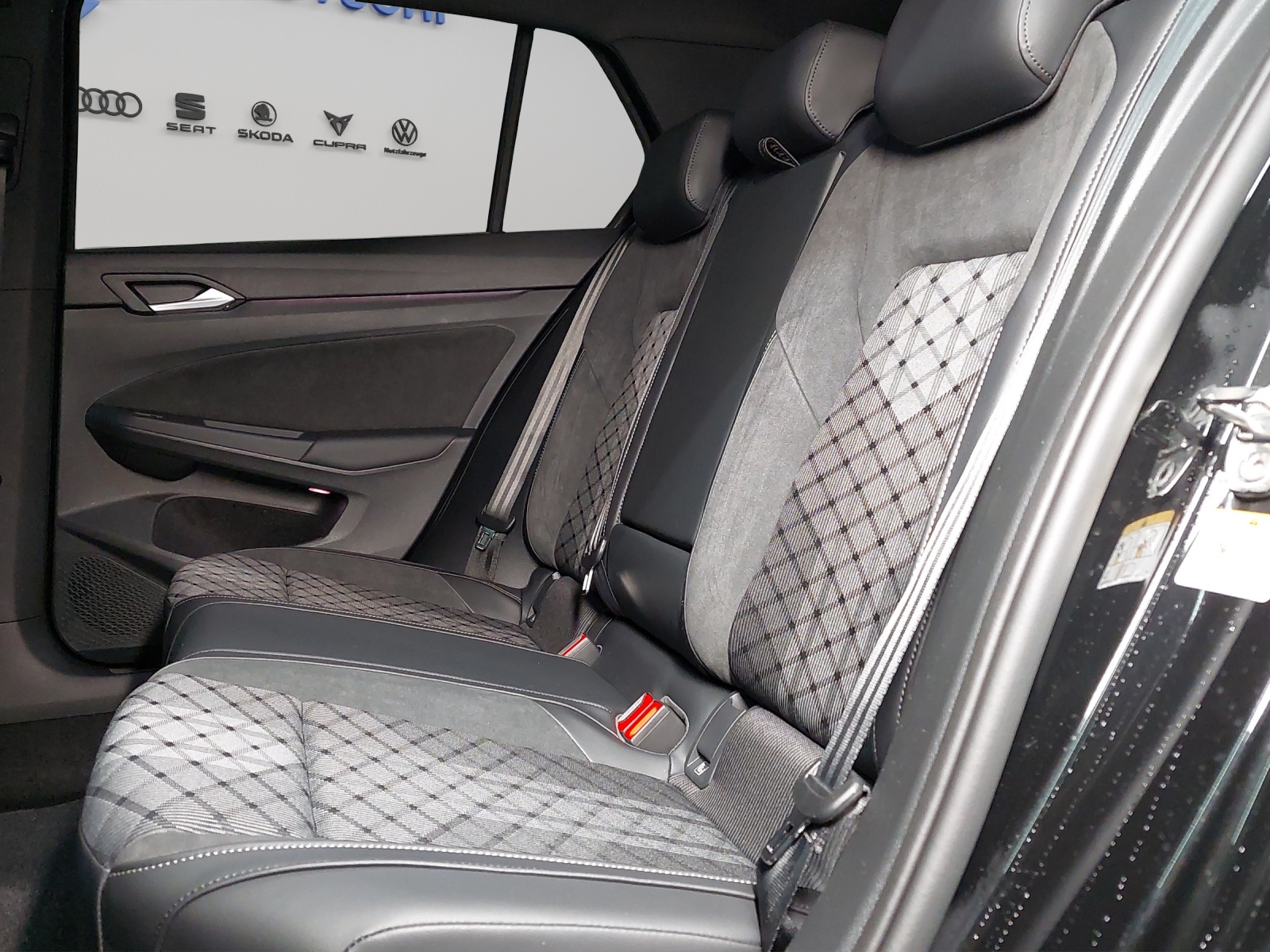 VW Golf 1.5 e TSI mHEV R-Line DSG-image-8