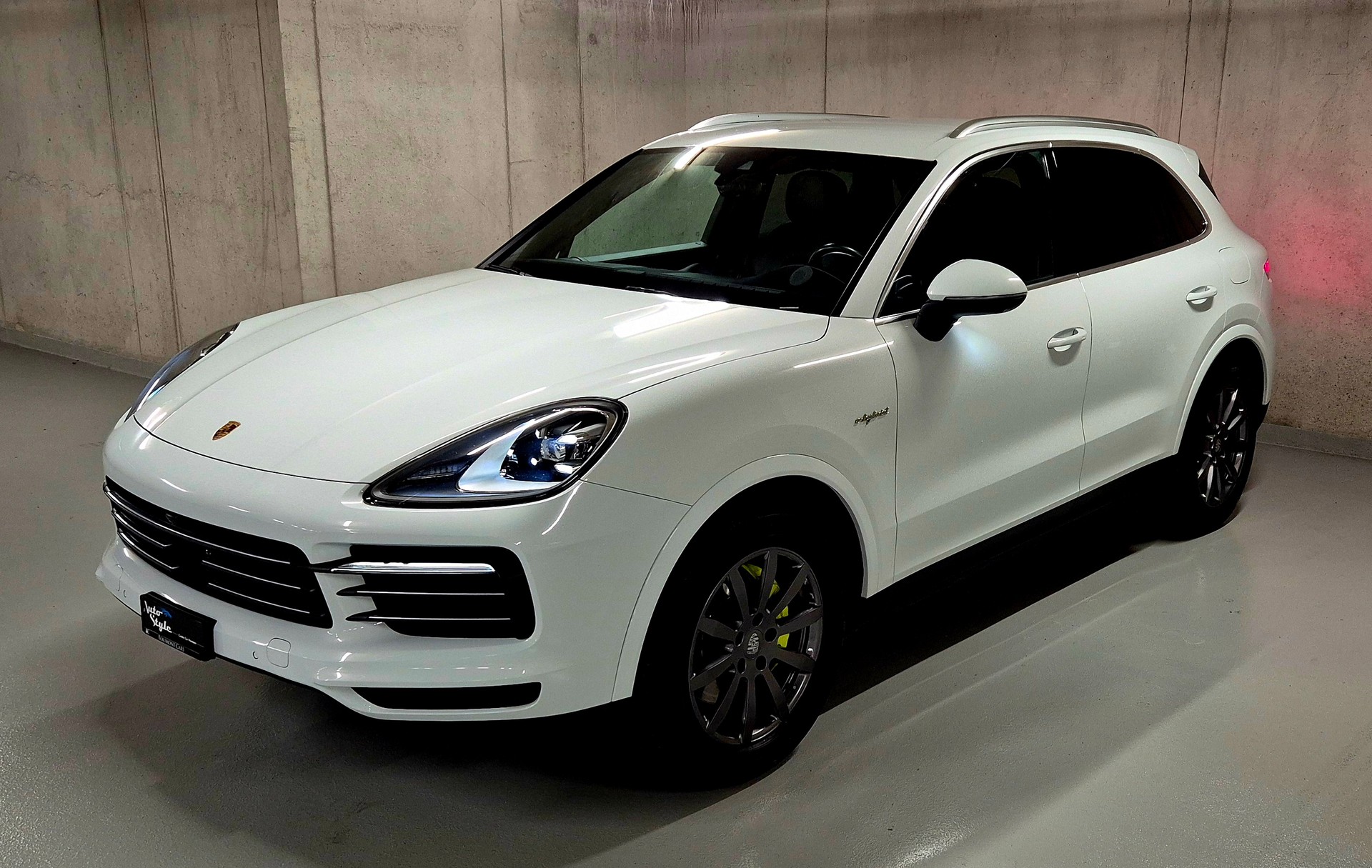 PORSCHE Cayenne E-Hybrid-showroom-element-3