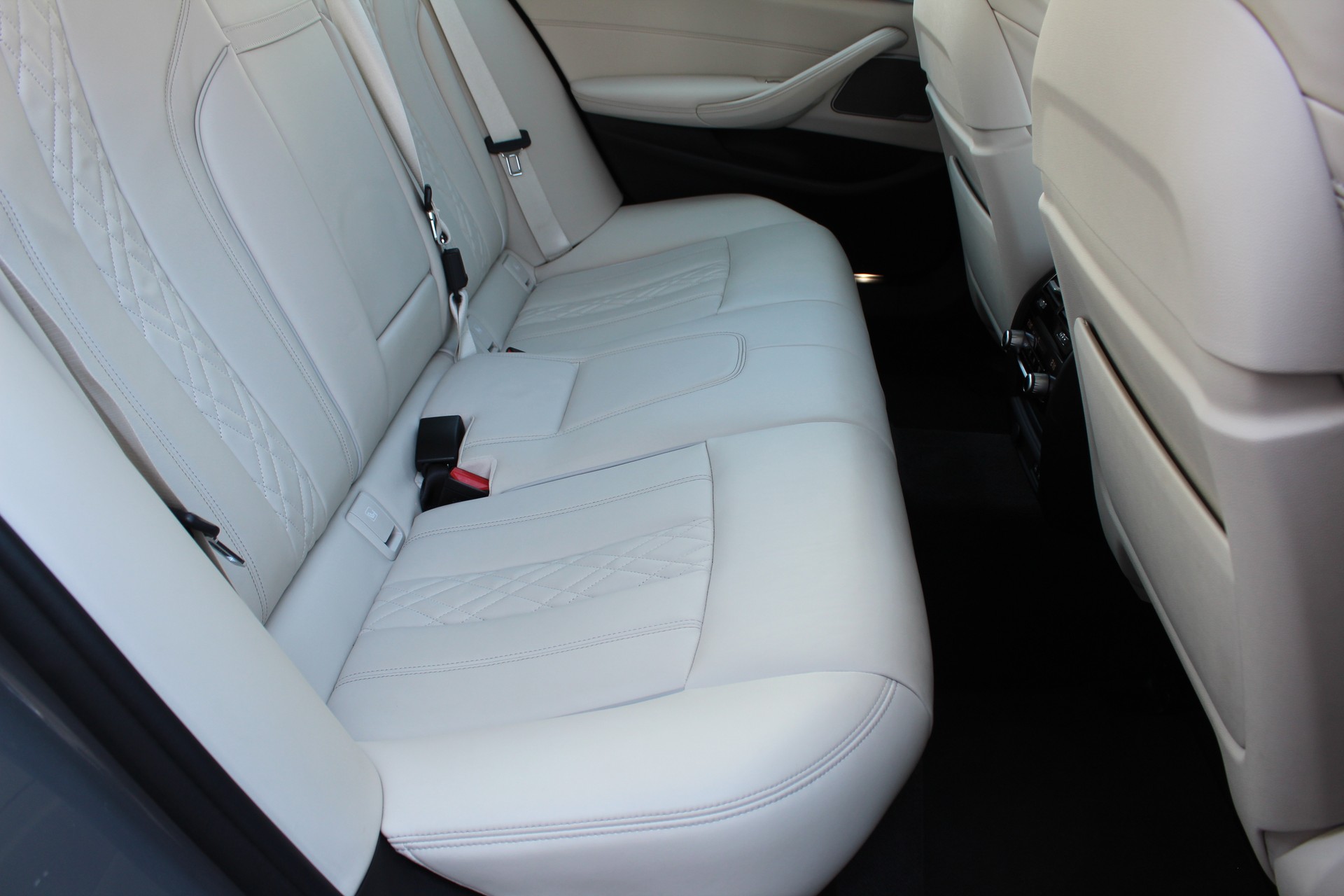 BMW 530d xDrive 48V Luxury Line Steptronic-image-12