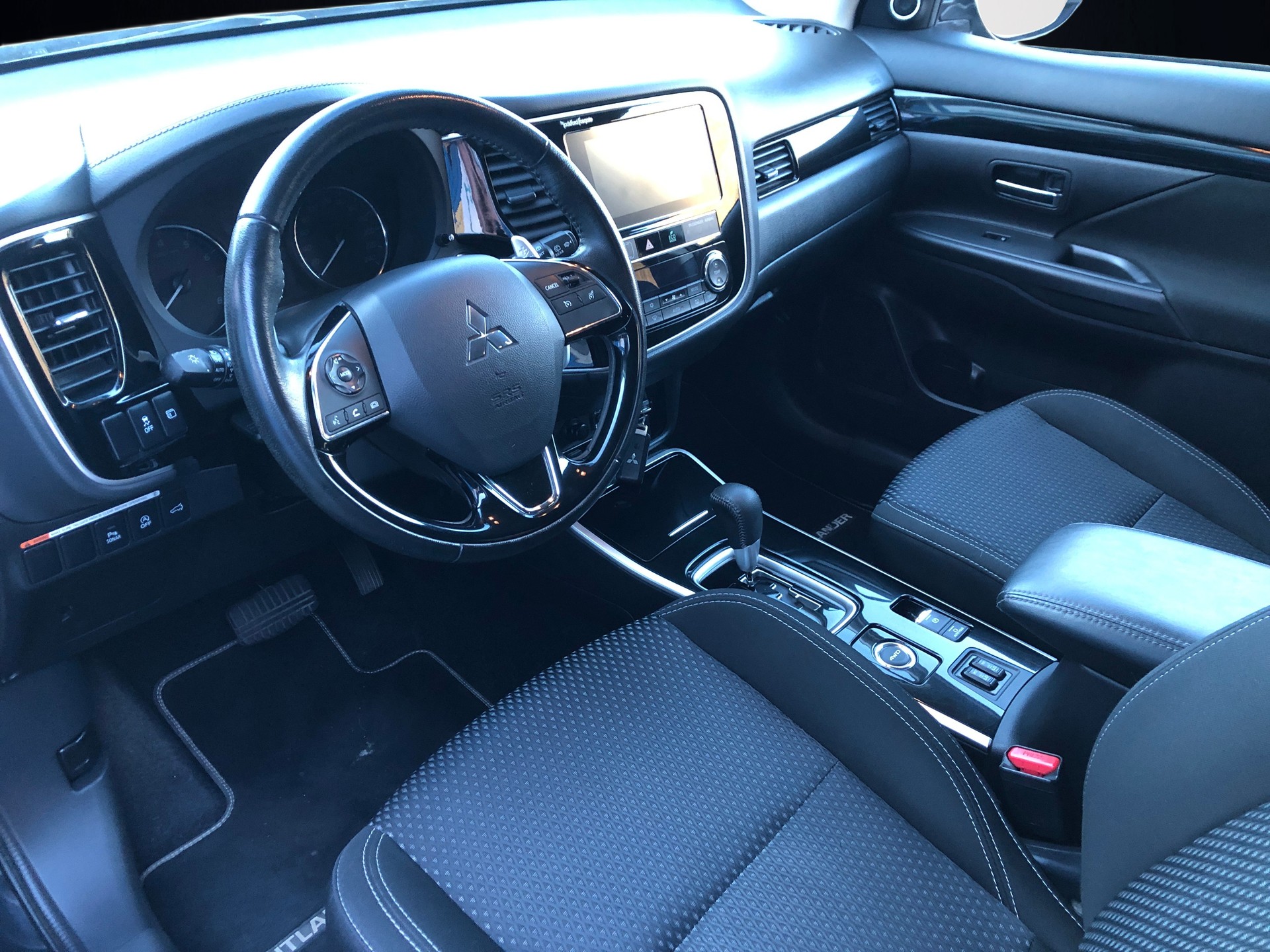 MITSUBISHI Outlander 2.0 Value 4WD CVT-image-4