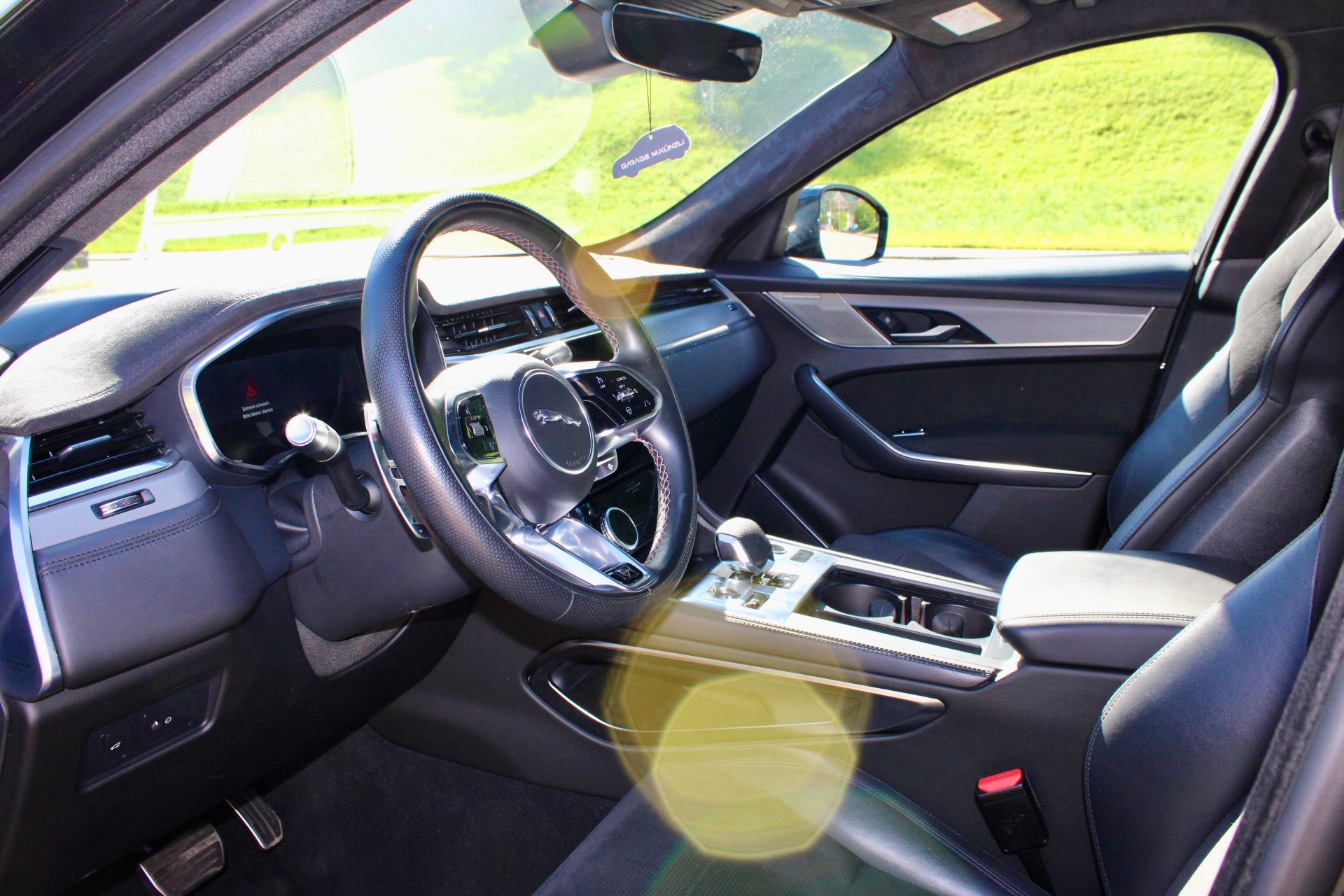 JAGUAR F-Pace 5.0 V8 SVR P550 AWD-image-8