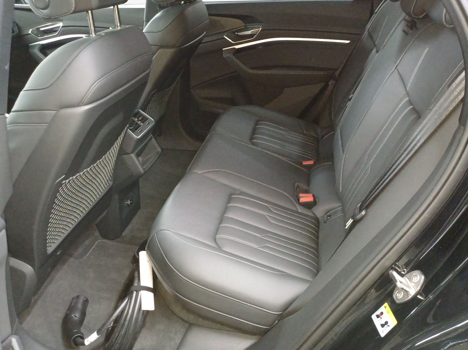 AUDI Q8 Sportback 55 e-tron S line quattro-image-12