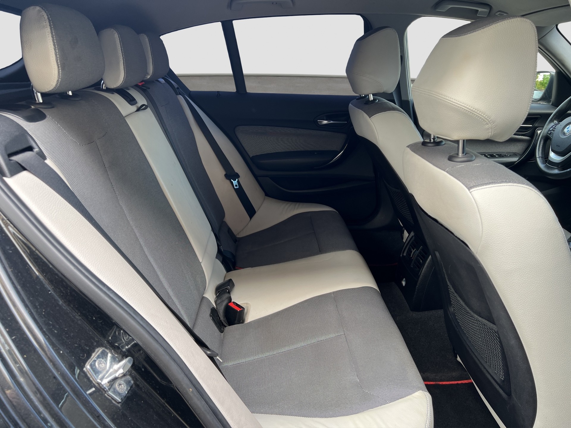 BMW 116i Urban Line Steptronic-image-12