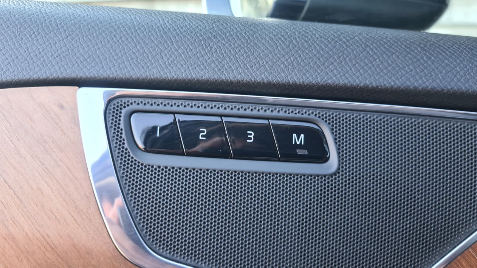 VOLVO XC90 D5 AWD Momentum Geartronic ** 7-Plätzer ** Voll-Leder ** Navi ** RF-Kamera 360° ** Panorama-Glasdach ** Sitzmemory **-image-8