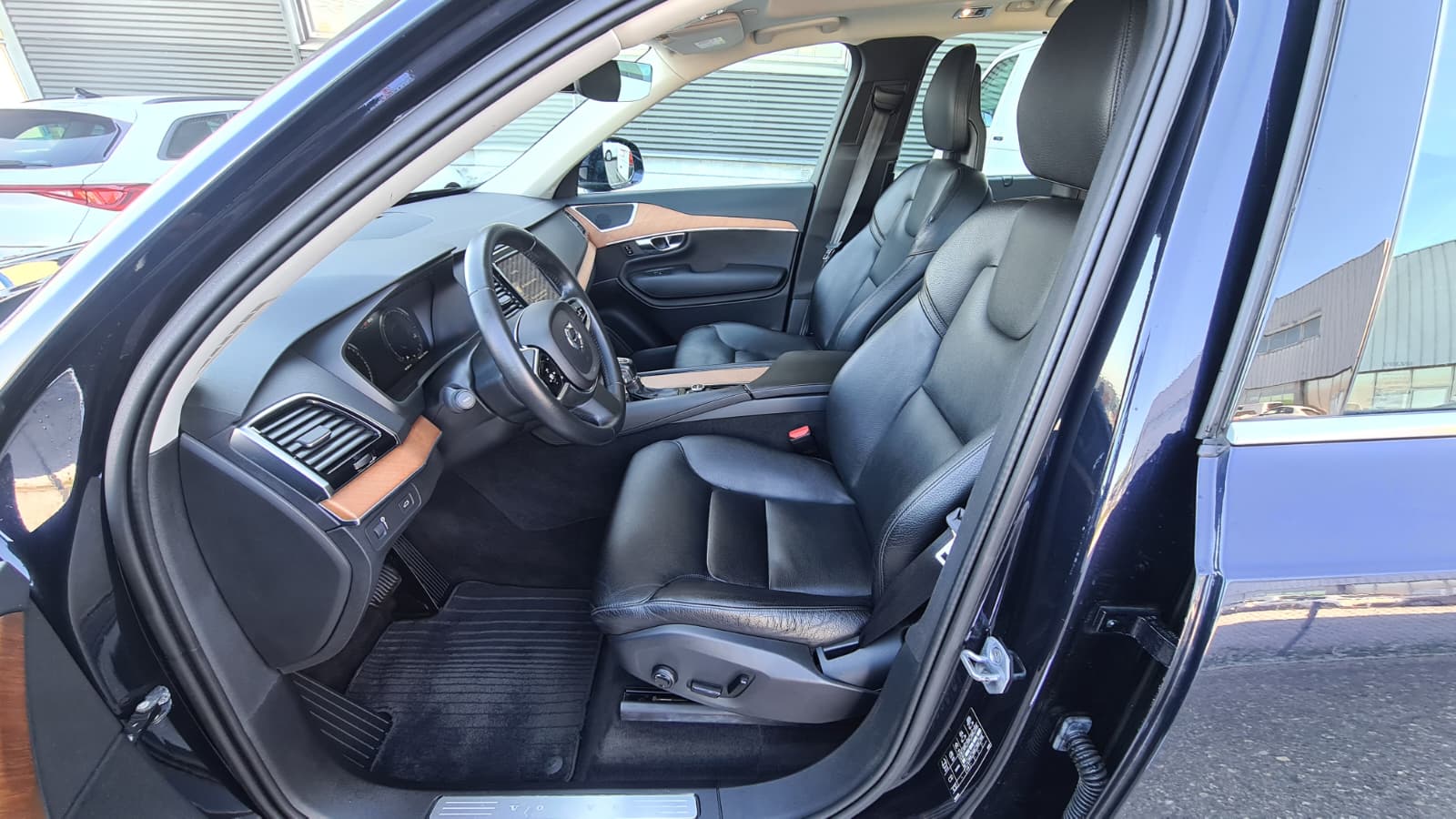 VOLVO XC90 D5 AWD Momentum Geartronic ** 7-Plätzer ** Voll-Leder ** Navi ** RF-Kamera 360° ** Panorama-Glasdach ** Sitzmemory **-image-14