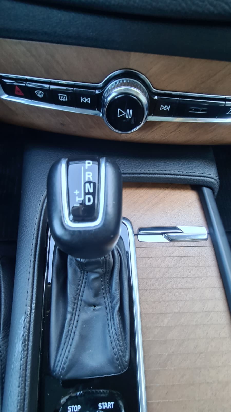 VOLVO XC90 D5 AWD Momentum Geartronic ** 7-Plätzer ** Voll-Leder ** Navi ** RF-Kamera 360° ** Panorama-Glasdach ** Sitzmemory **-image-13
