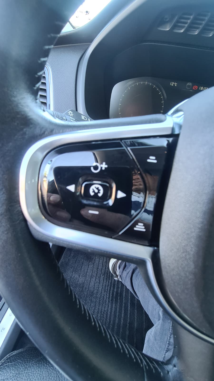 VOLVO XC90 D5 AWD Momentum Geartronic ** 7-Plätzer ** Voll-Leder ** Navi ** RF-Kamera 360° ** Panorama-Glasdach ** Sitzmemory **-image-9
