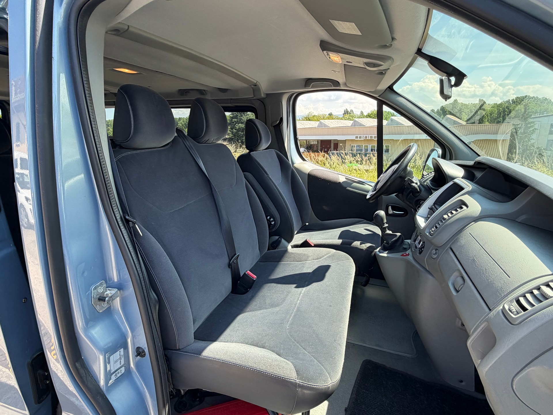 RENAULT Trafic 2.0 dCi Eco Grand Passenger Black Edition-image-11