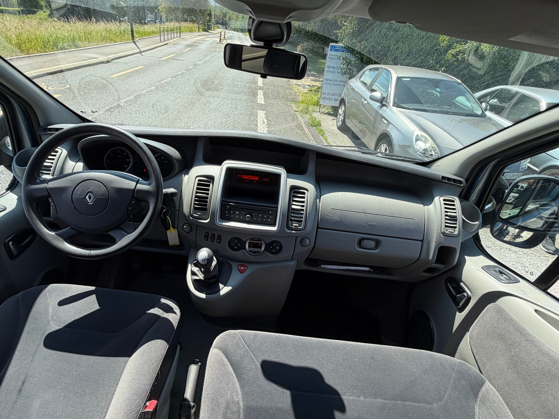 RENAULT Trafic 2.0 dCi Eco Grand Passenger Black Edition-image-12