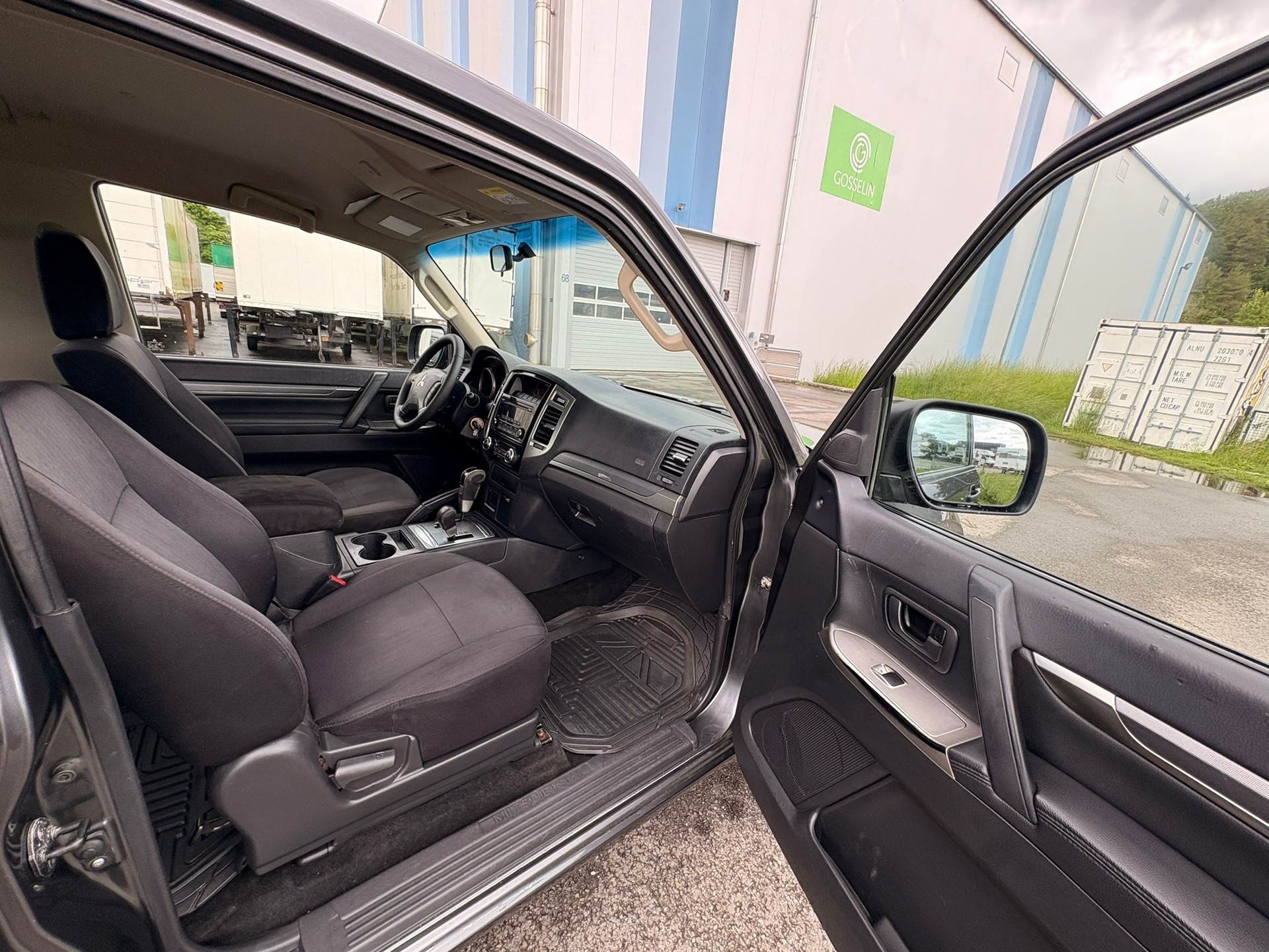 MITSUBISHI Pajero 3.2 DI-D Value Automatic-image-3