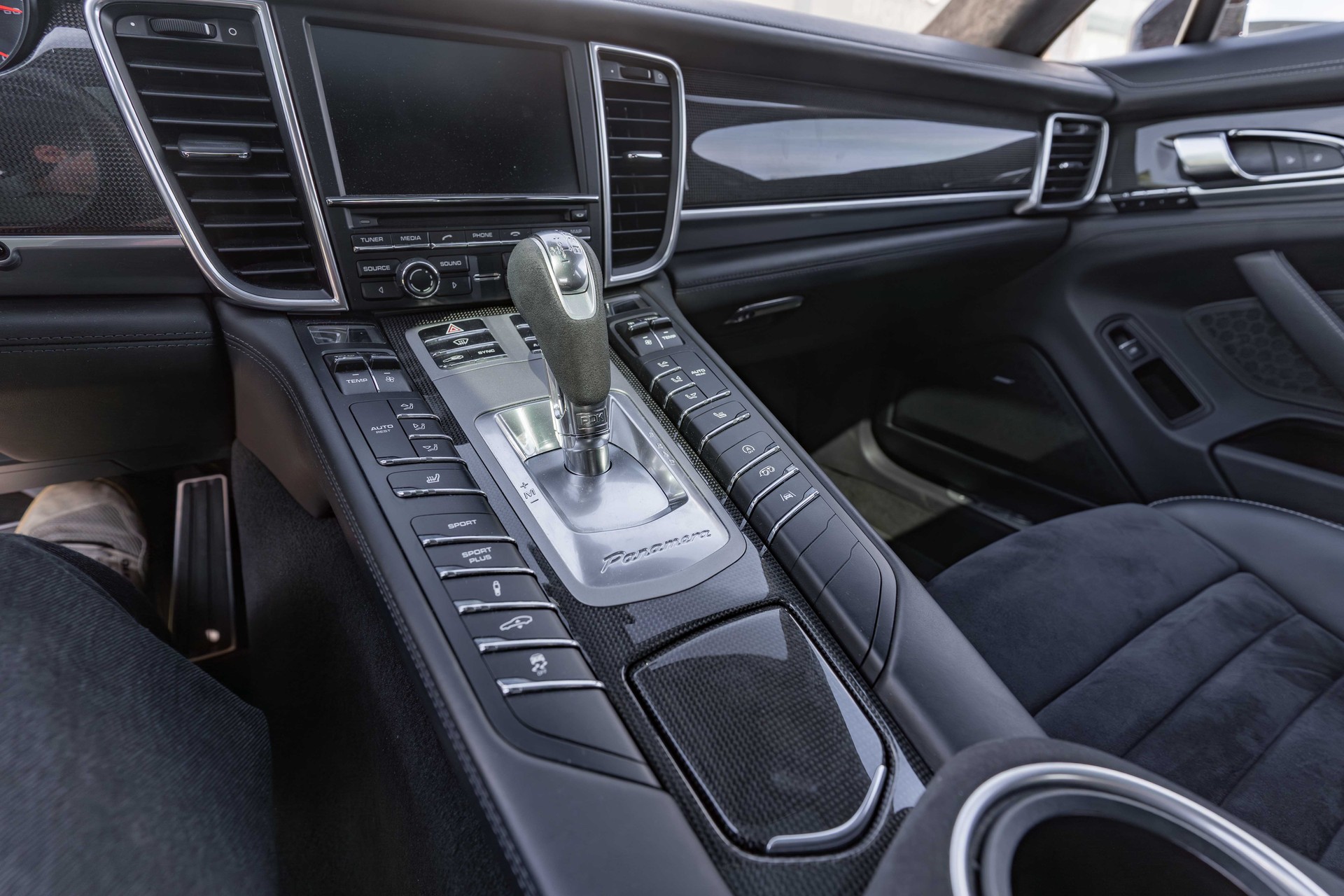 PORSCHE Panamera GTS 4.8 PDK-image-12