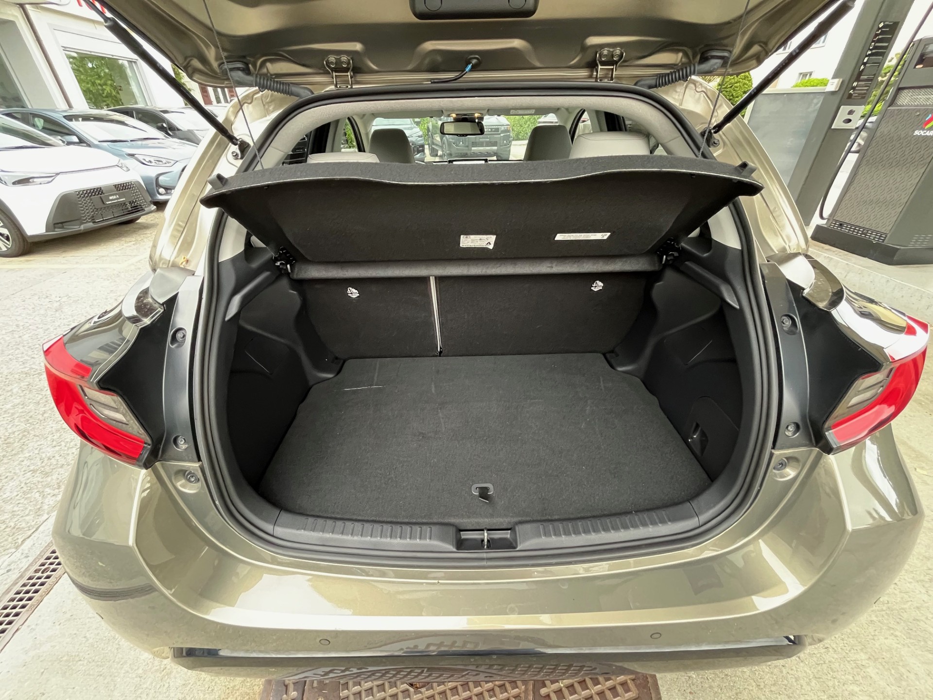 TOYOTA Yaris 1.5 Premium e-CVT-image-18