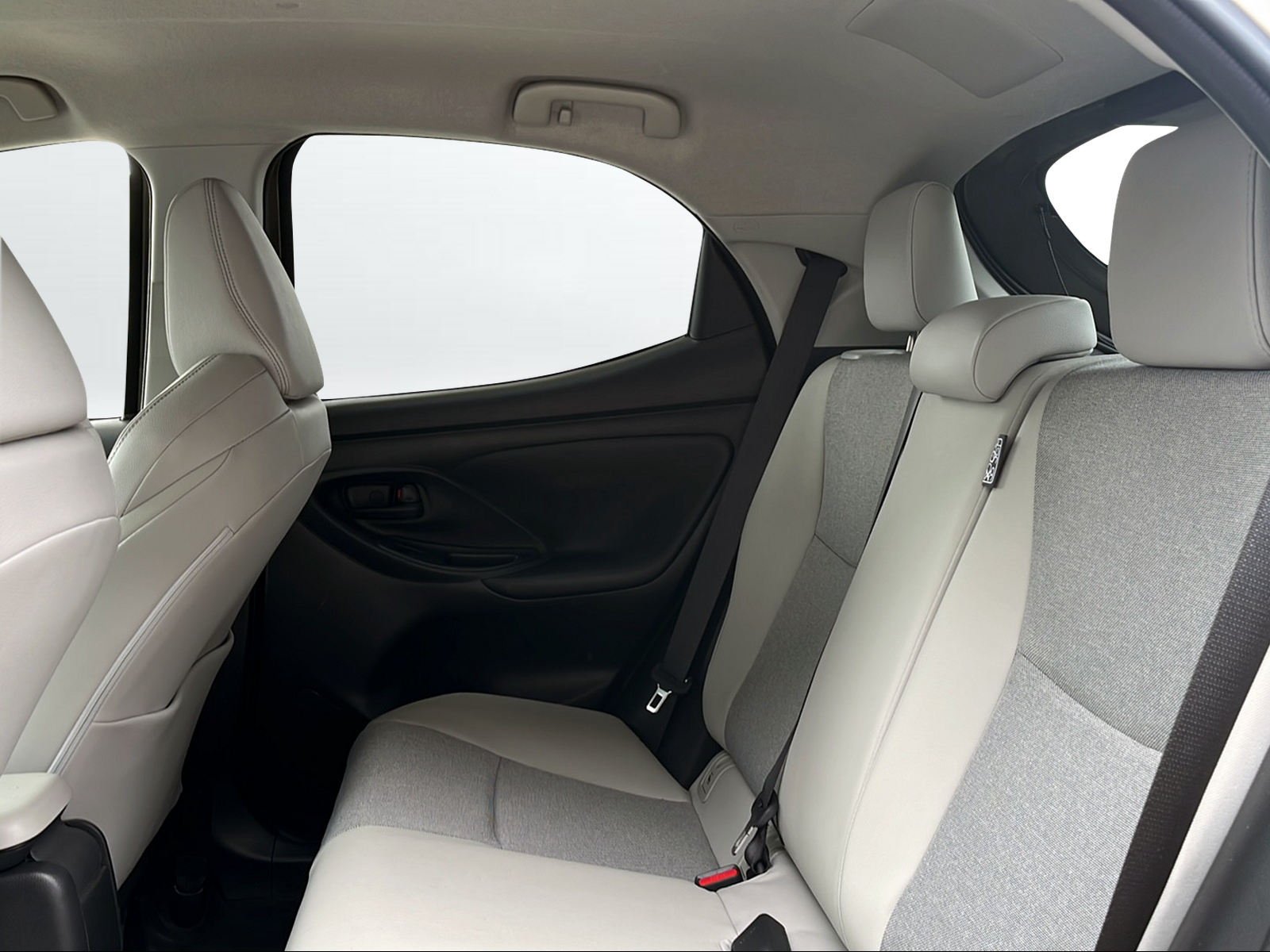 TOYOTA Yaris 1.5 Premium e-CVT-image-9