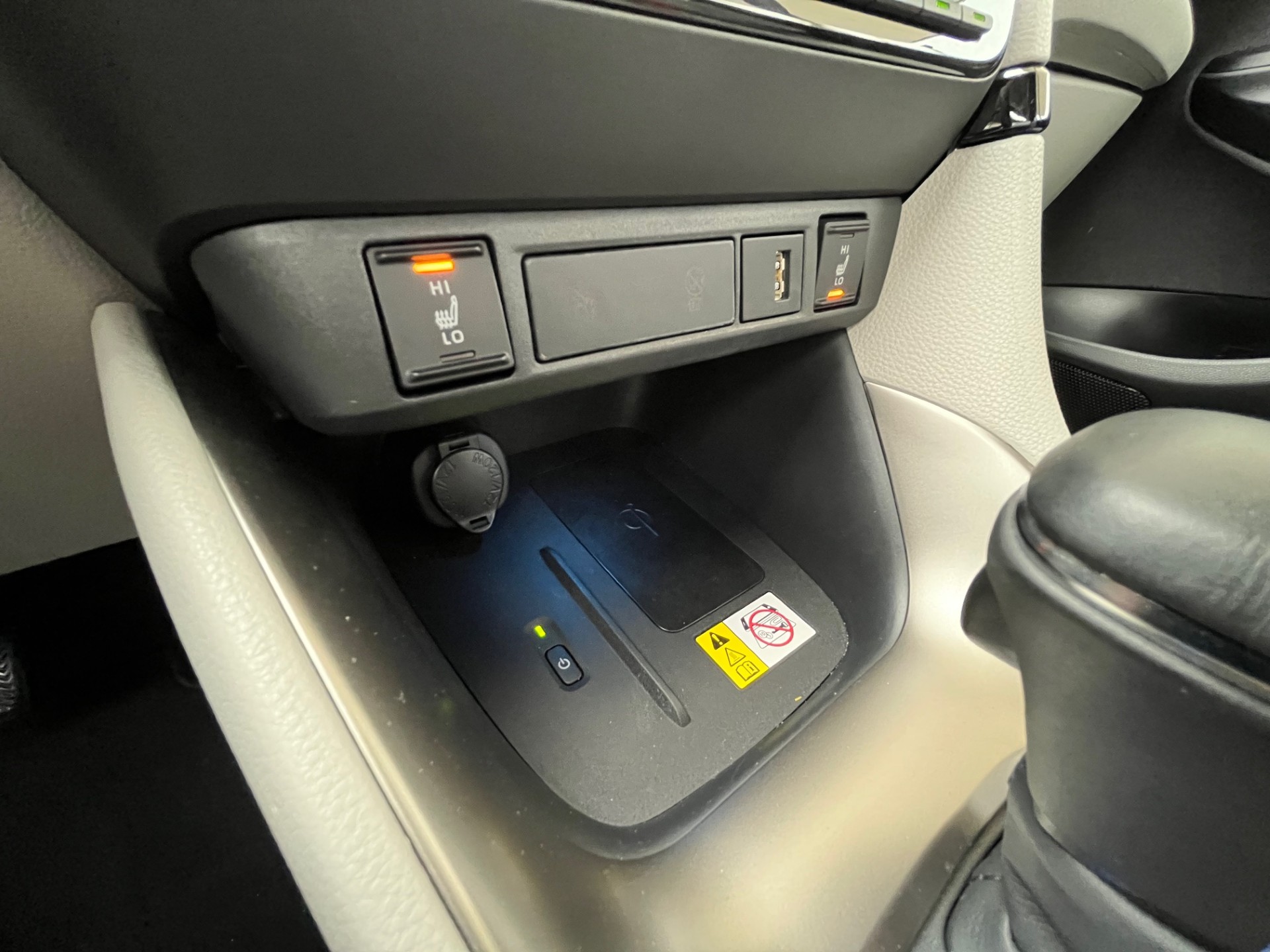 TOYOTA Yaris 1.5 Premium e-CVT-image-16